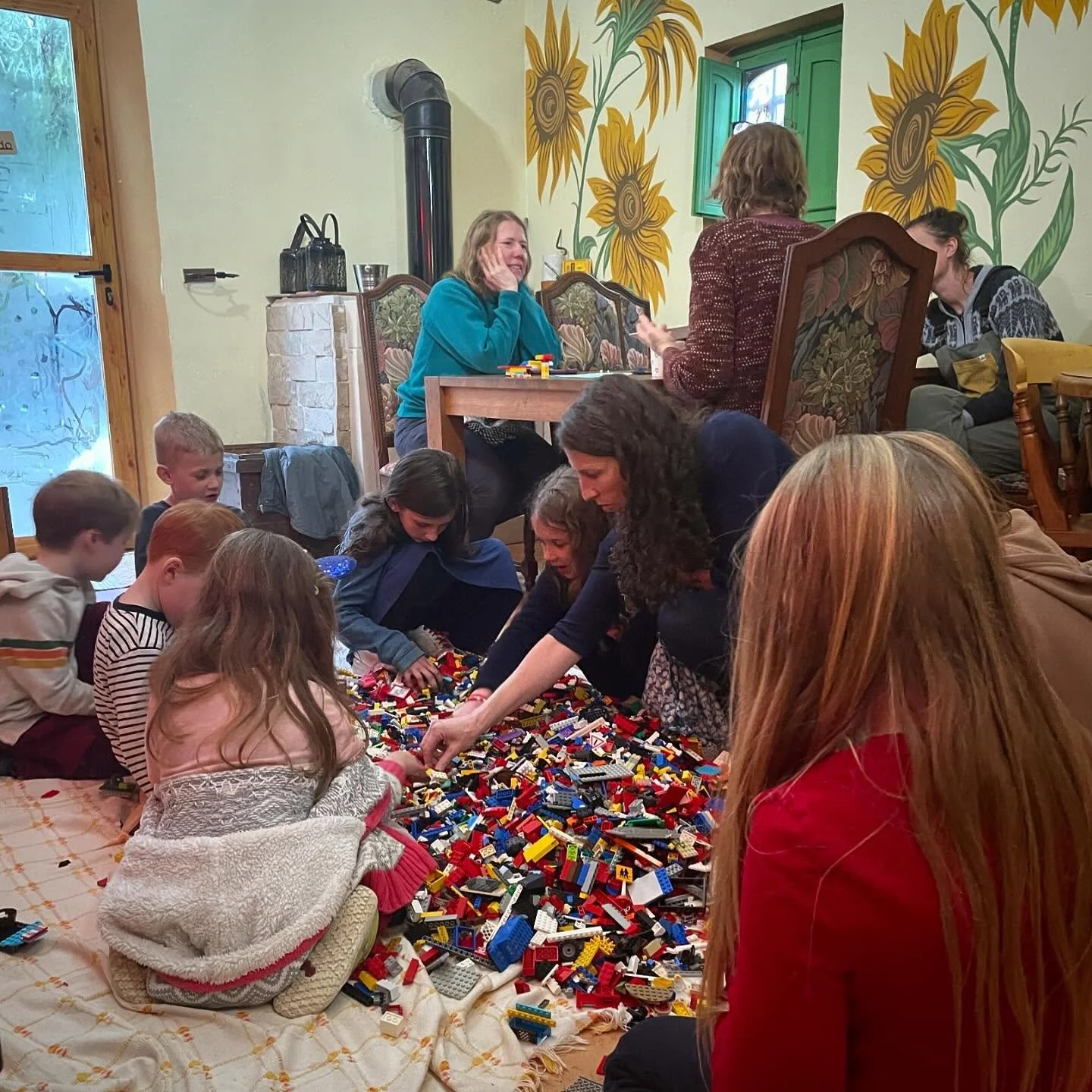 Rainy afternoon Lego challenge in Maggie Mae&rsquo;s Diner. We also have a warning for snow &amp; rain overnight, so who knows what we&rsquo;ll wake up to in the morning ❄️ 🌧️