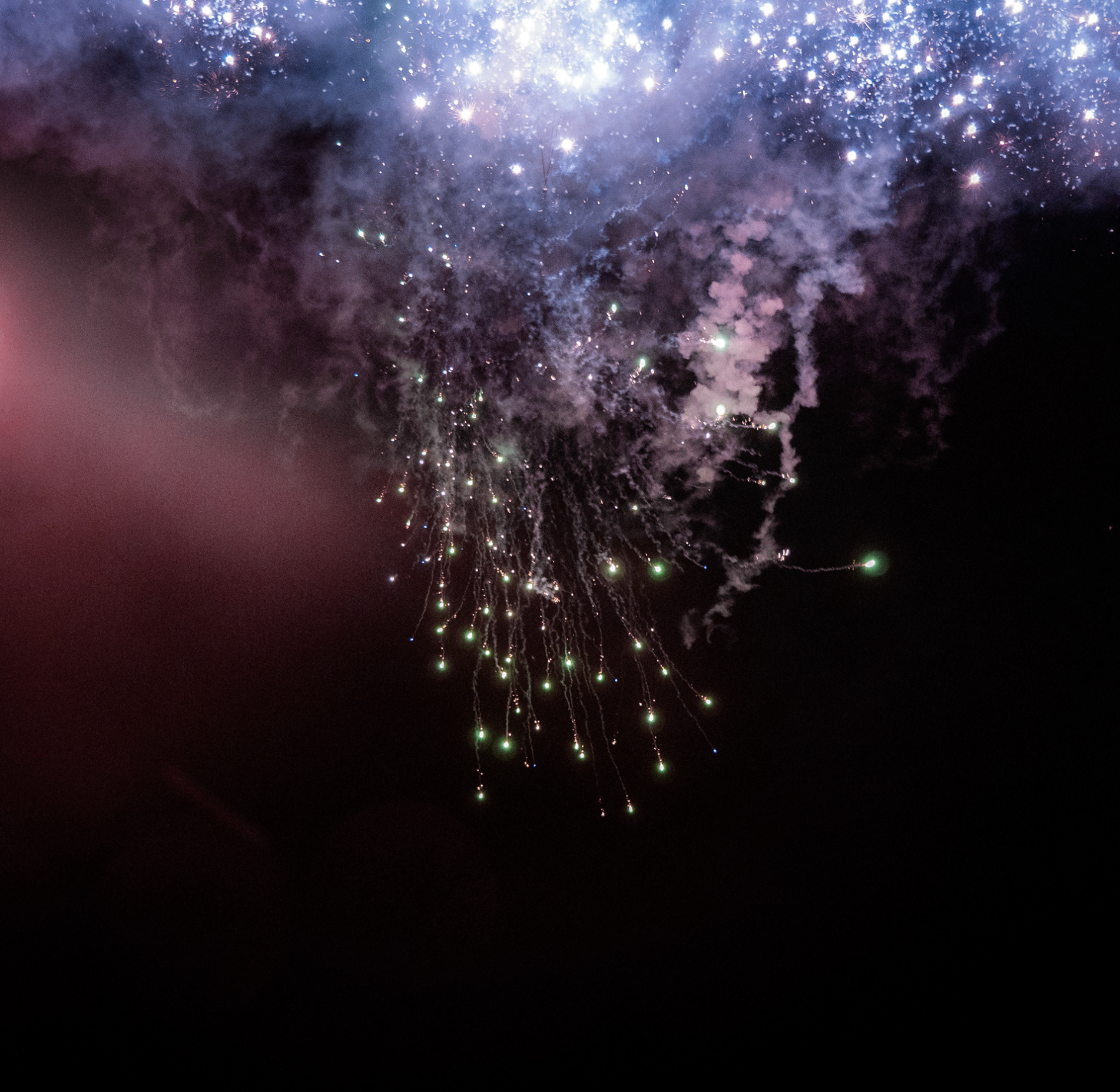 Feux d'artifice colorés éclatant dans le ciel nocturne.