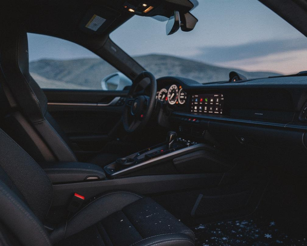 freepik__intrieur-porsche-911-noir-siges-sport-plus-en-cuir__66224.png