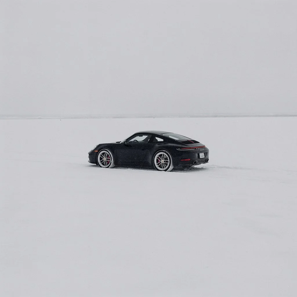 freepik__-sujet-porsche-911-noire-minuscule-au-centre-dune-__66222.png