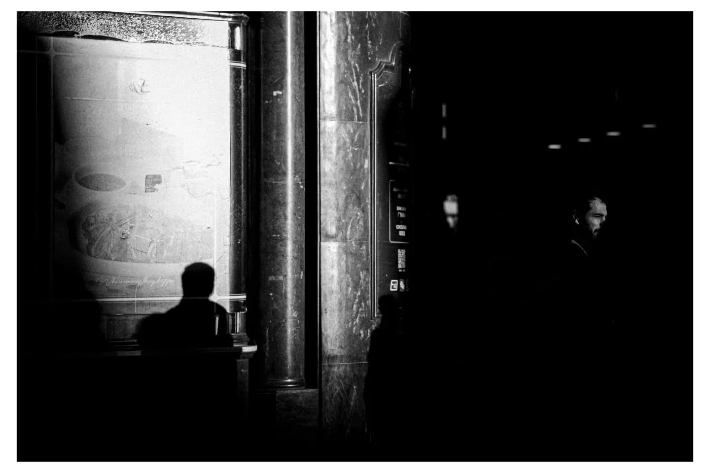 Lights &amp; Shadows - Madrid
.
.
.
#photography #streetphotography #street #urban #urbanphotography #timelessphotomag #timeless_streets #trafficlightmagazine #timeless #blackandwhite #monochrome #bnw #light #shadows #cinematicdoors #streetmoment #st