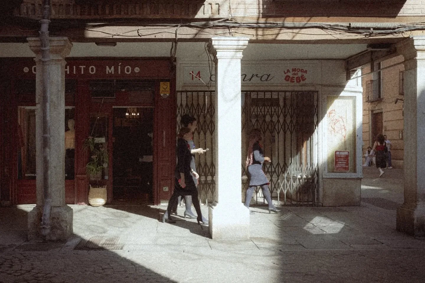 Bright mornings.
.
.
.
#photography #streetphotography #street #urban #urbanphotography #timelessphotomag #timeless_streets #trafficlightmagazine #alcaladehenares #Madrid #Spain #rsa_streetview #streetphotographyworldwide #street_macadam #streetphoto