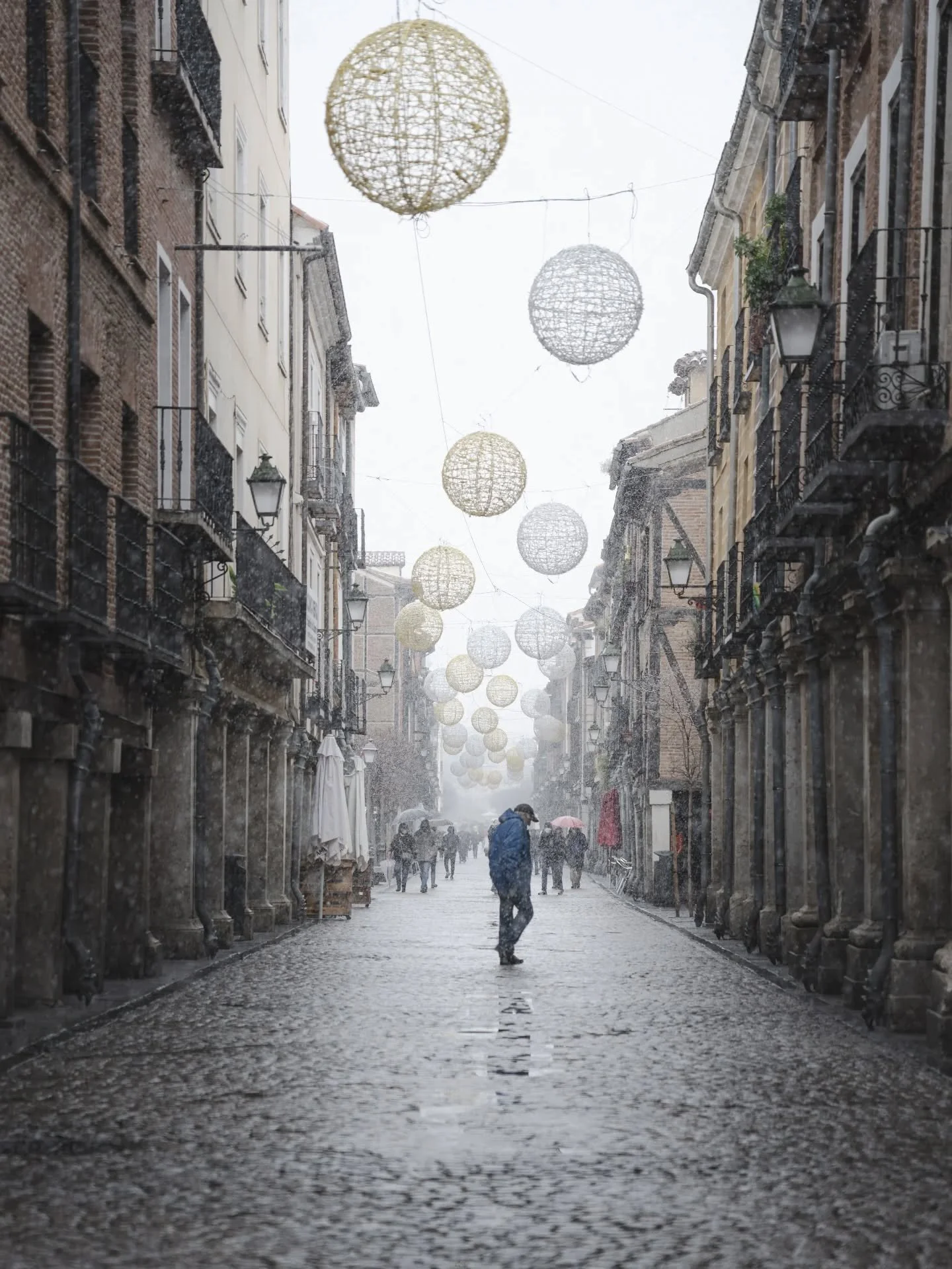 Calle Mayor, first snow.
.
.
.
.
#photography #streetphotography #alcaladehenares #snow #moody