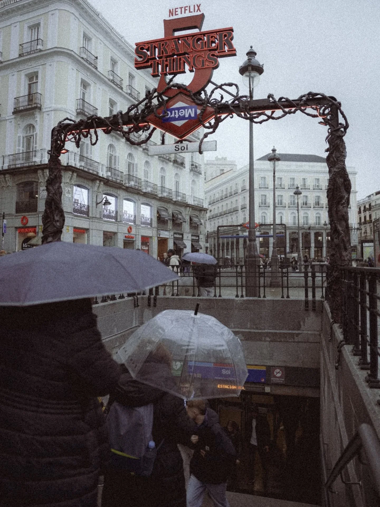Madrid, the end of daylight and Christmas. 
.
.
.
.
#photography #streetphotography #artforinteriors #Madrid #rain