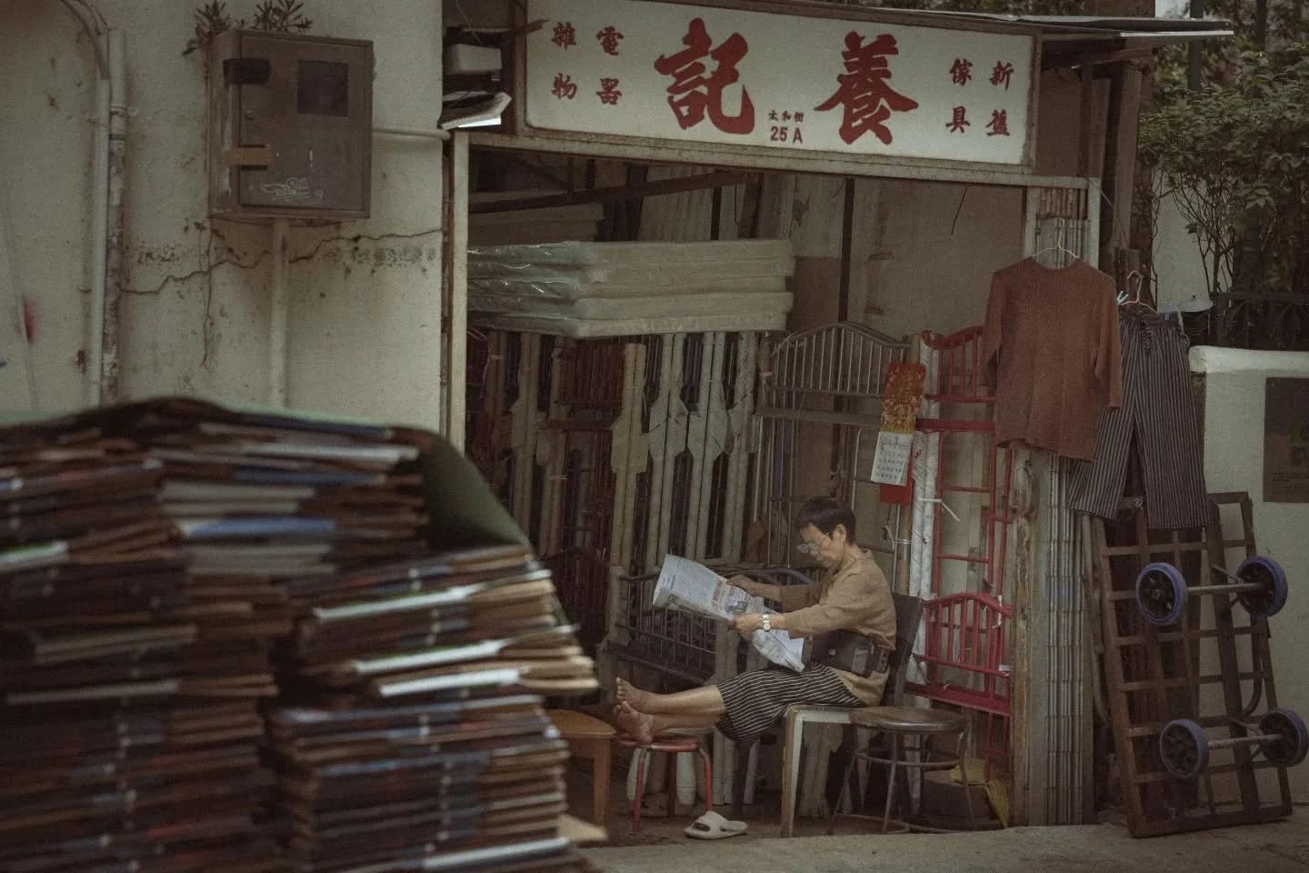 Everyday Hong Kong.
.
.
.
.
#photography #streetphotography #artforinteriors #hongkong #market