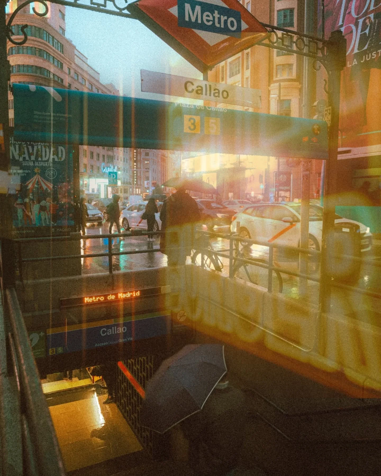 Where the light is.
Another night of wandering.
.
.
.
.
#streetphotography #neonlights #Madrid #nightphotography #reflection