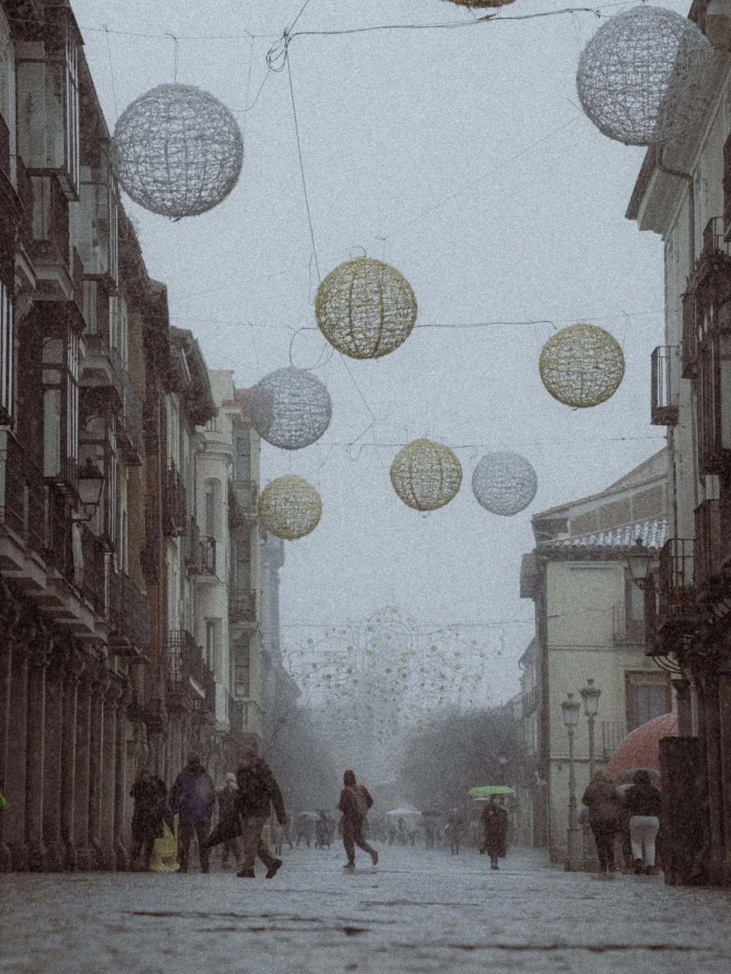 First white winter in town.
.
.
.
.
#streetphotography #visualgrams #Madrid #snowfall #moodygrams