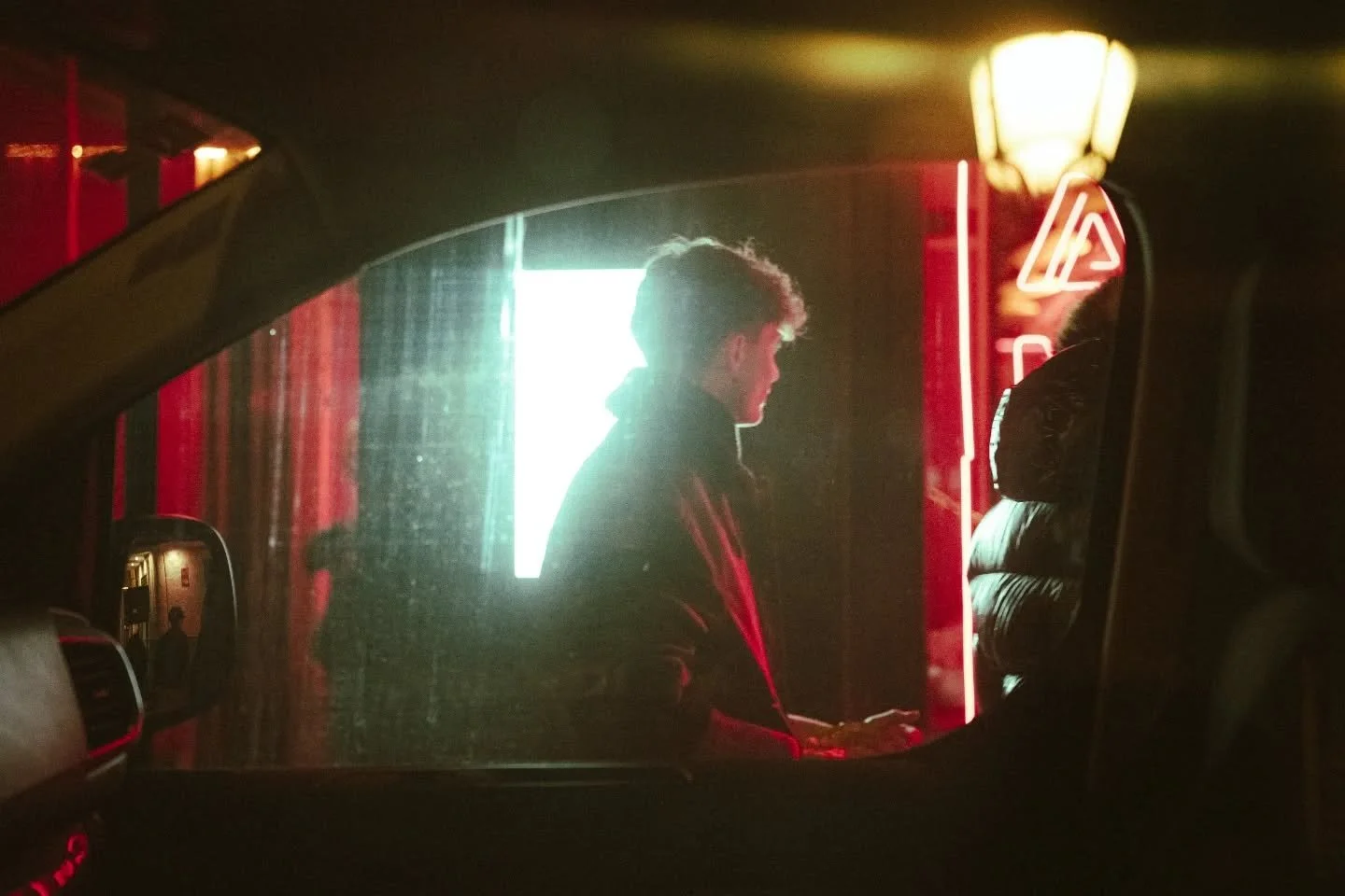 Reflected
.
.
.
.
#streetphotography #reflection #nightphotography #lights #Madrid