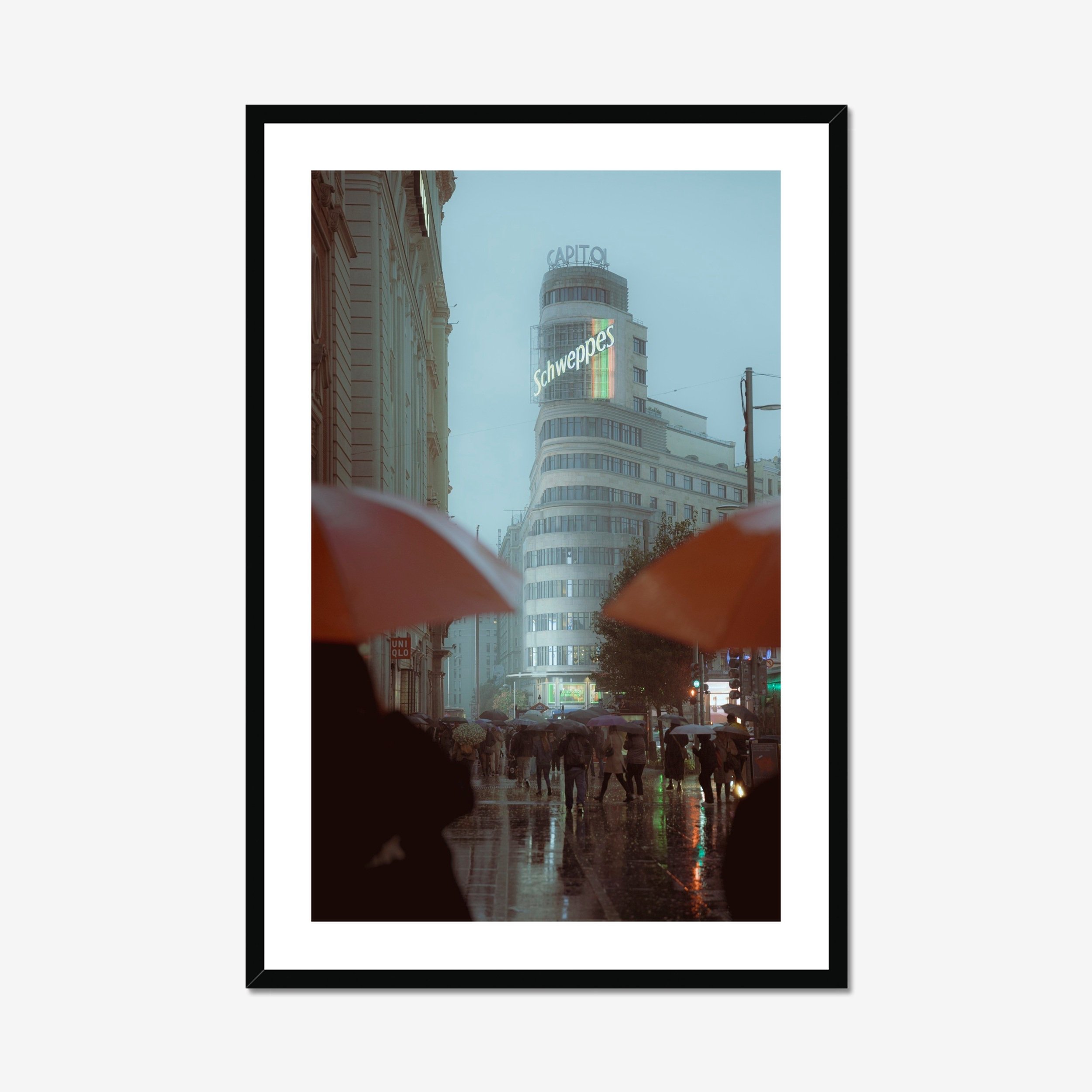 madrid-street-photography-gran-via-rain-smoody-cinematic-retro-vintage-reflection-callao-urban-capitol-ejduranphotography-7.jpg