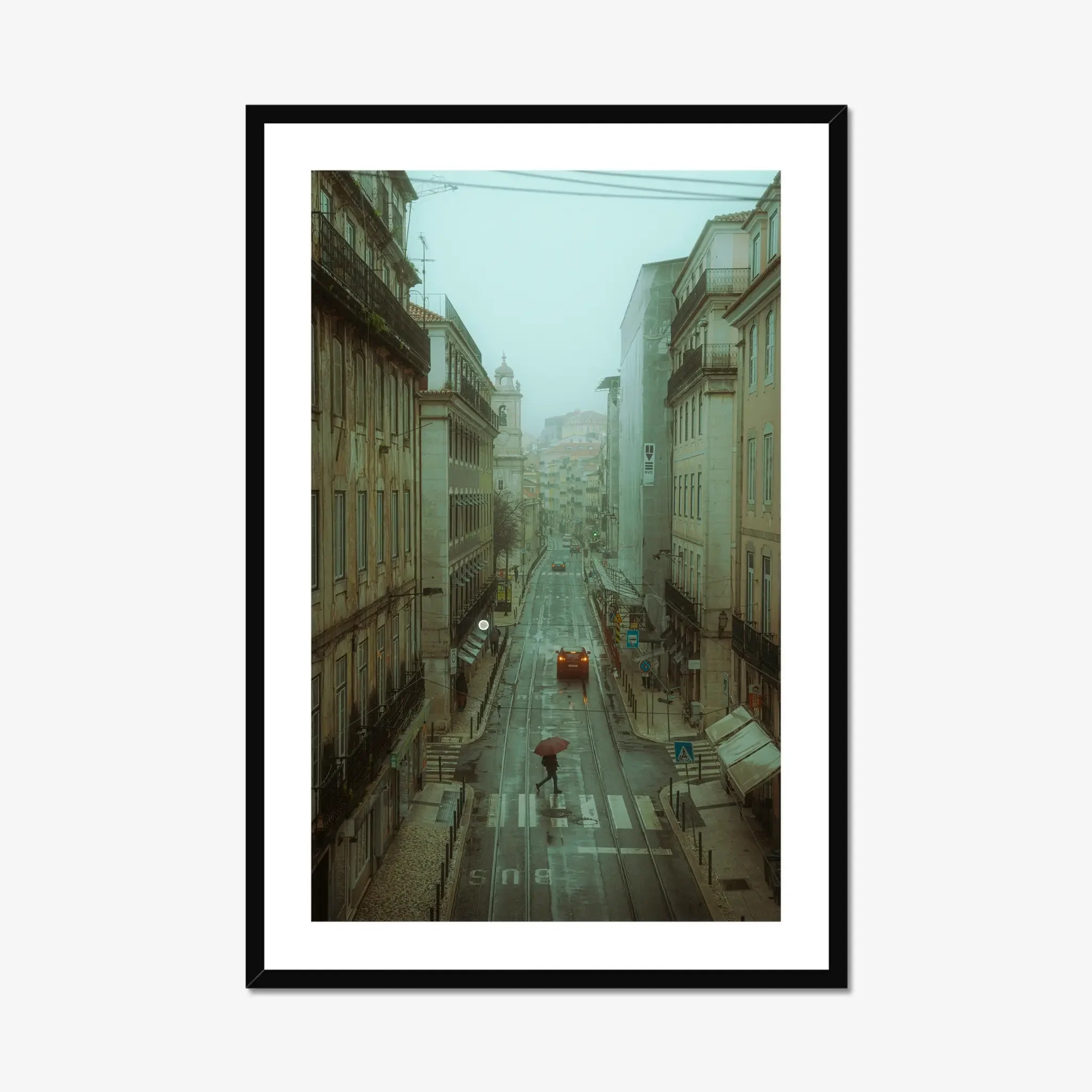 lisboa-street-photography-rain-cinematic-retro-light-rain-moody-cyberpunk-lisbon-ejduranphoto-8.webp