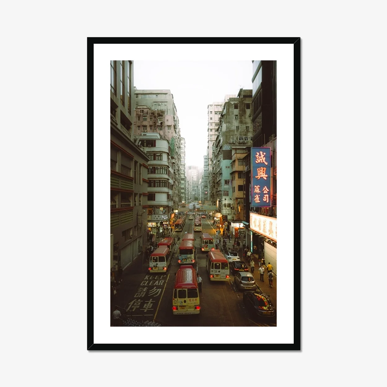 mongkok-hong-kong-street-photography-urban-cityscape-retro-vintage-neon-signs-sunset-minibus-kodak-pro-film-ejduranphotography-7.webp