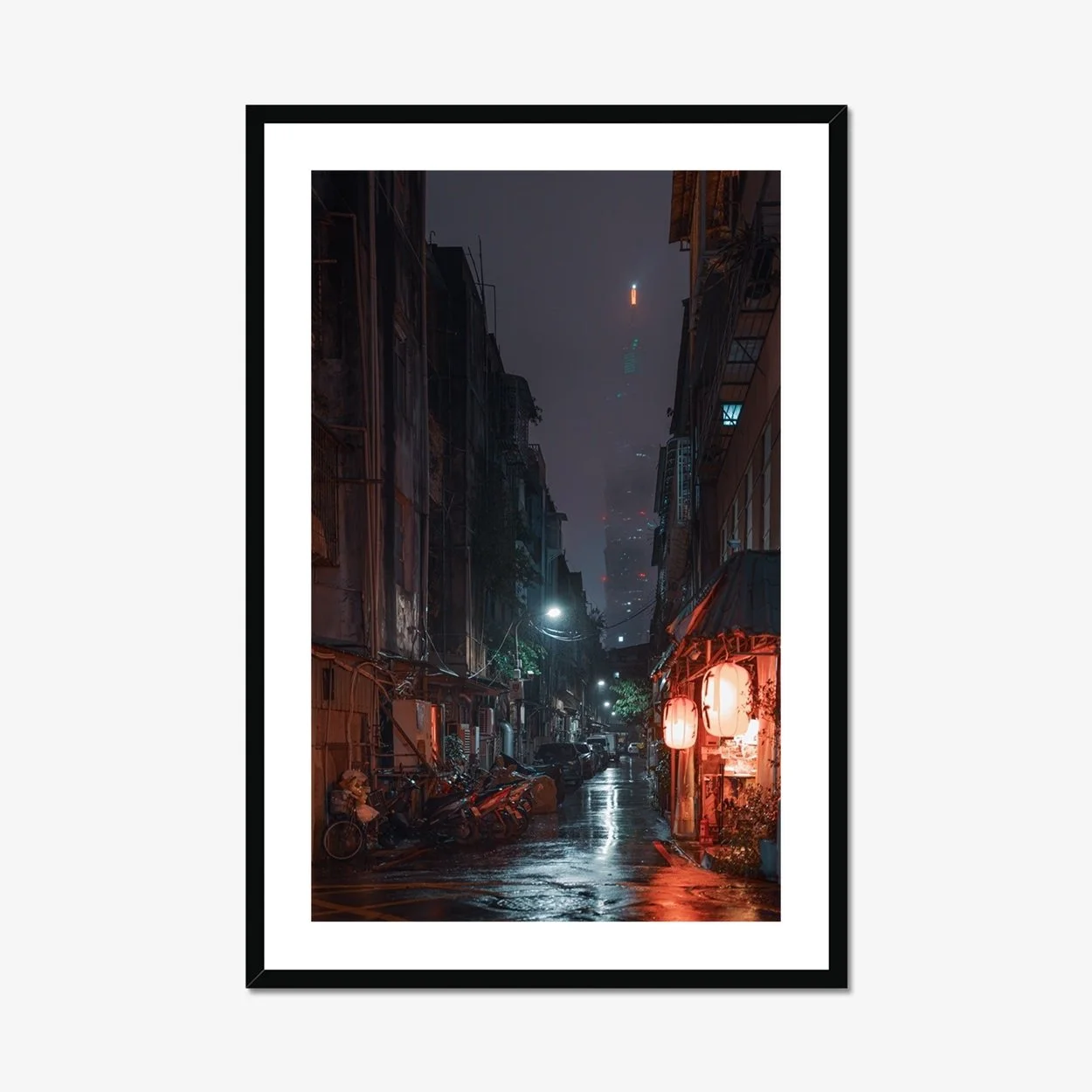 Cinematic night photography of a narrow Taipei alleyway in the rain, featuring a traditional Izakaya with red lanterns and the Taipei 101 building in the background fog.