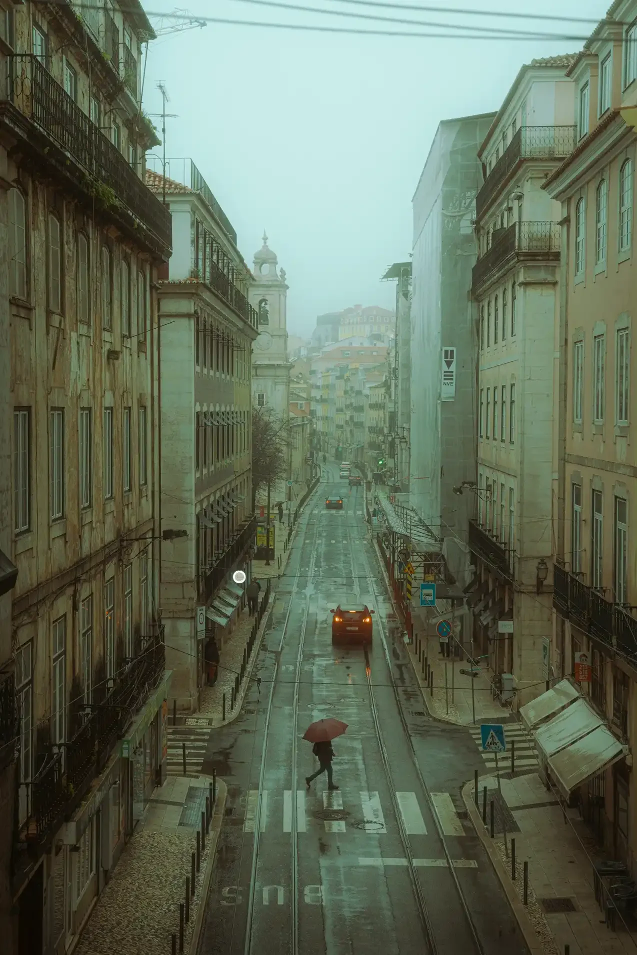 lisboa-street-photography-rain-cinematic-retro-light-rain-moody-cyberpunk-lisbon-ejduranphoto-1.webp