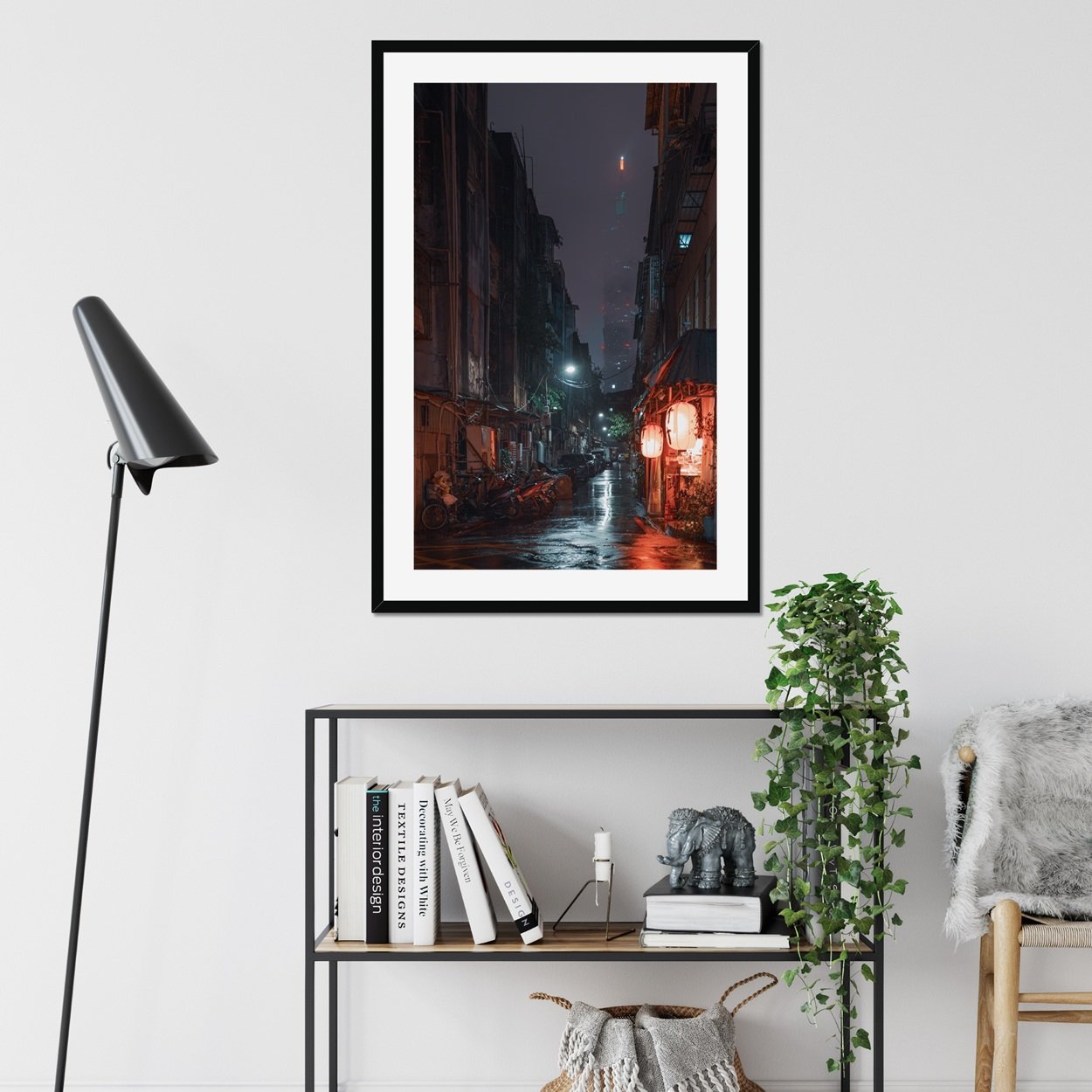 Cinematic night photography of a narrow Taipei alleyway in the rain, featuring a traditional Izakaya with red lanterns and the Taipei 101 building in the background fog.