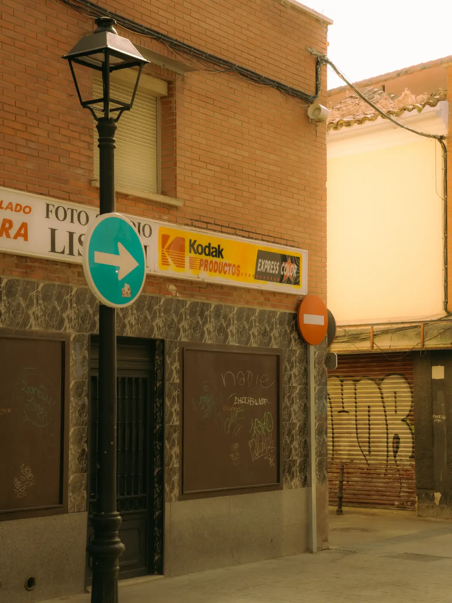 golden-glow-preset-lightroom-summer-dreamy-street-photography-nostalgia-ejduranphotography-20.webp