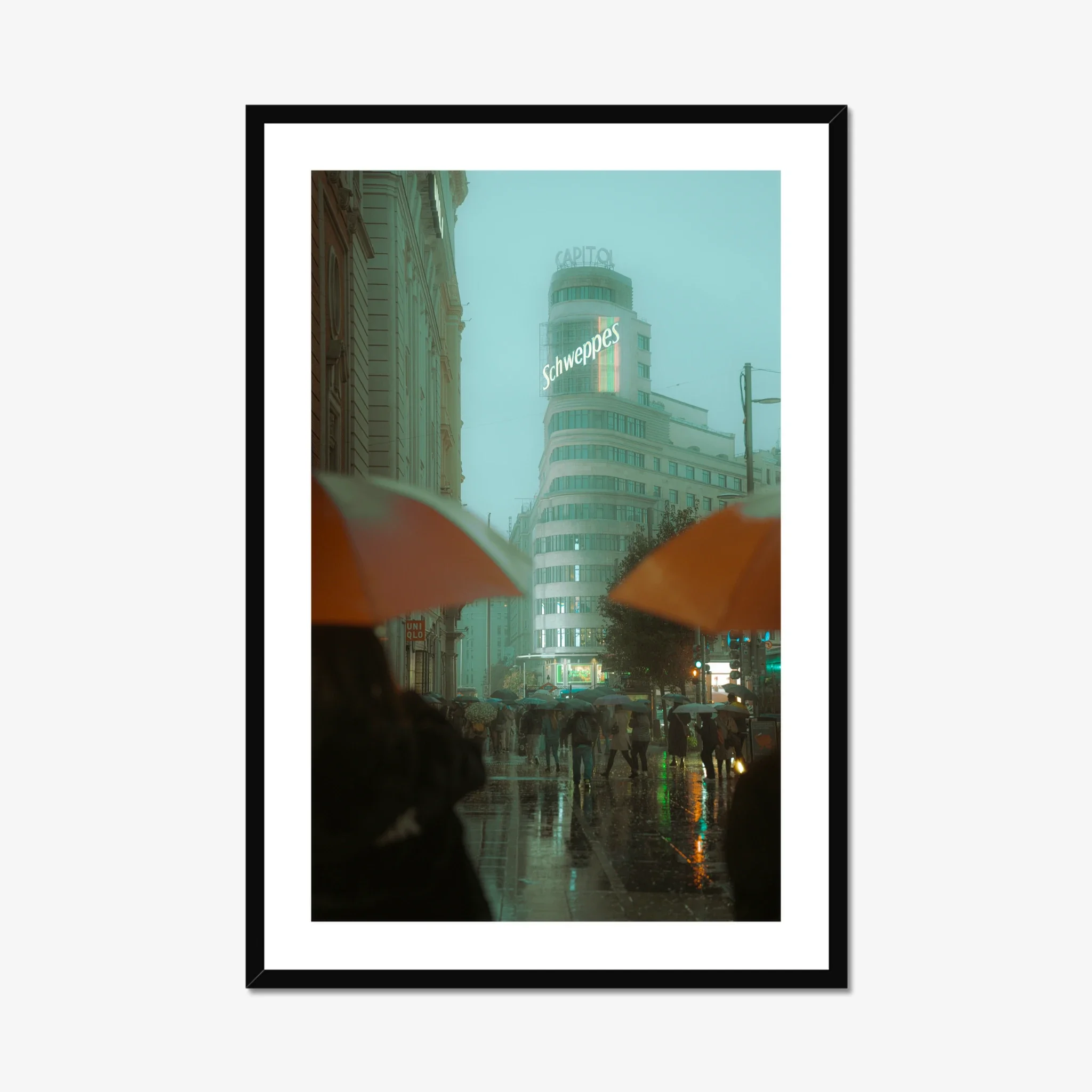 madrid-street-photography-granvia-cinematic-retro-light-rain-moody-cyberpunk-night-ejduranphoto-8.webp