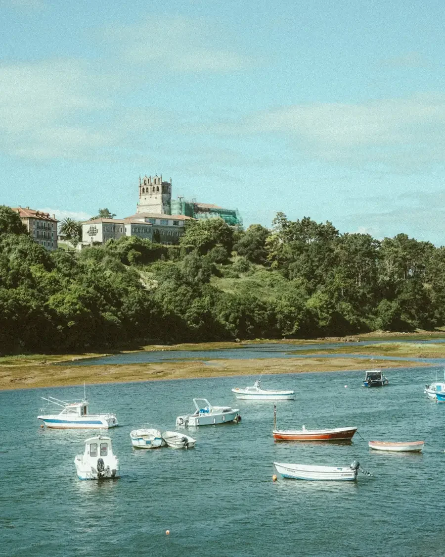 efore and after Lomography X-Pro preset on a red classic car in Madrid, showing vintage cross-processed film colors and high contrast.