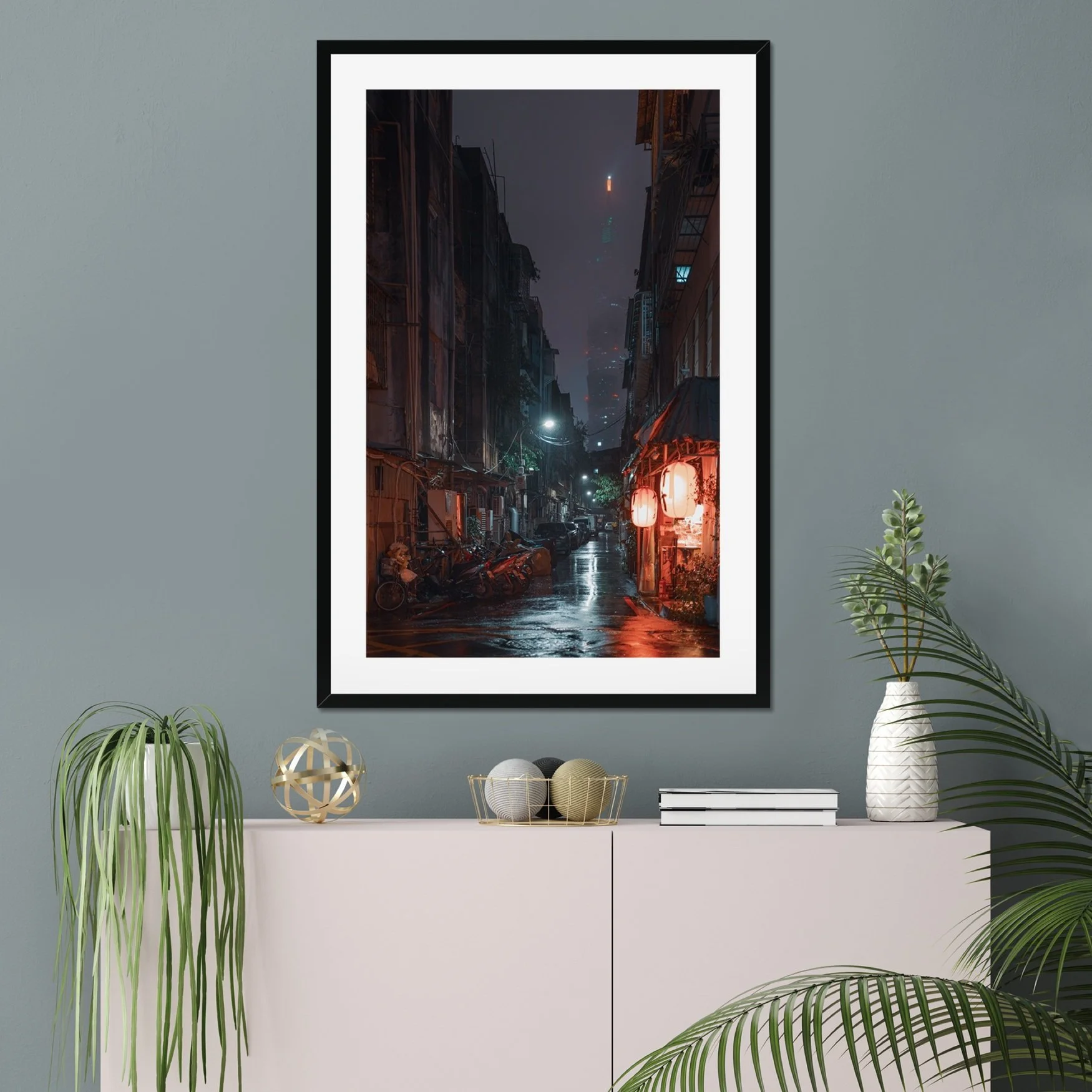 Cinematic night photography of a narrow Taipei alleyway in the rain, featuring a traditional Izakaya with red lanterns and the Taipei 101 building in the background fog.