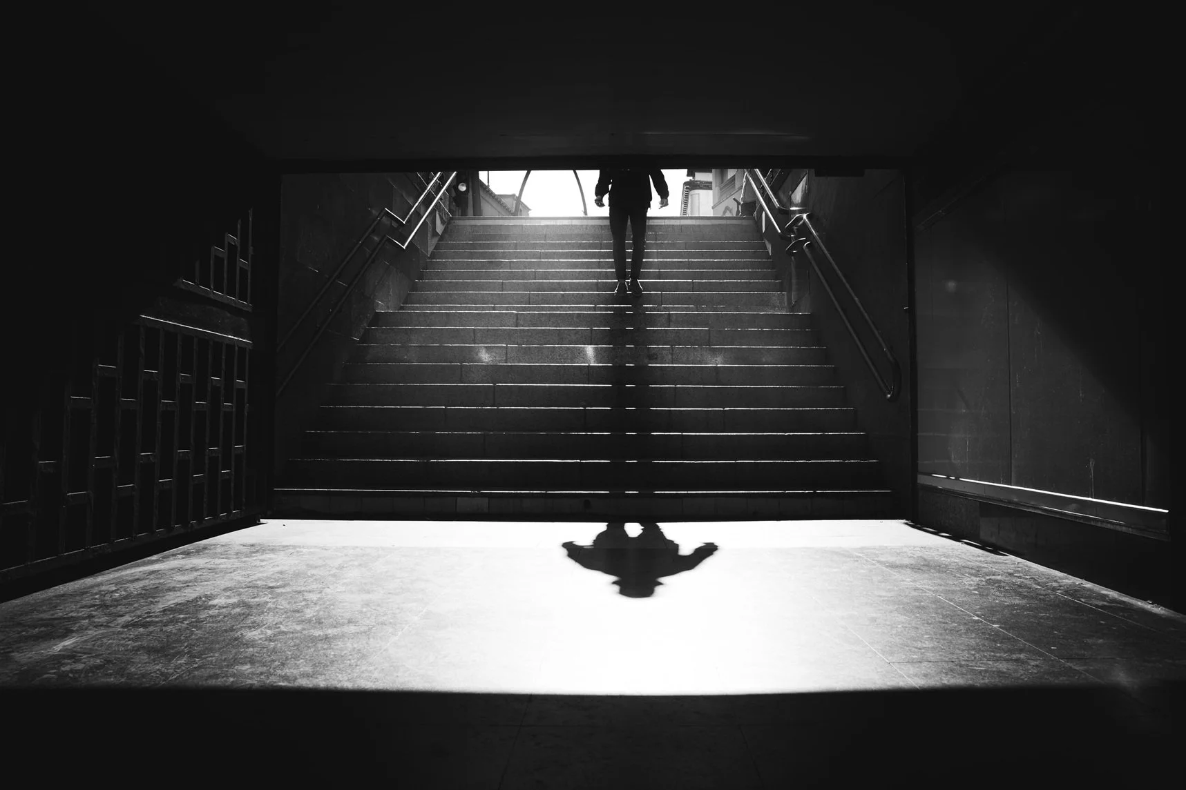 madrid-subway-street-photography-urban-stairs-retro-black-and-white-shadow-light-monochrome-artistic-ejduranphotography-1.jpg