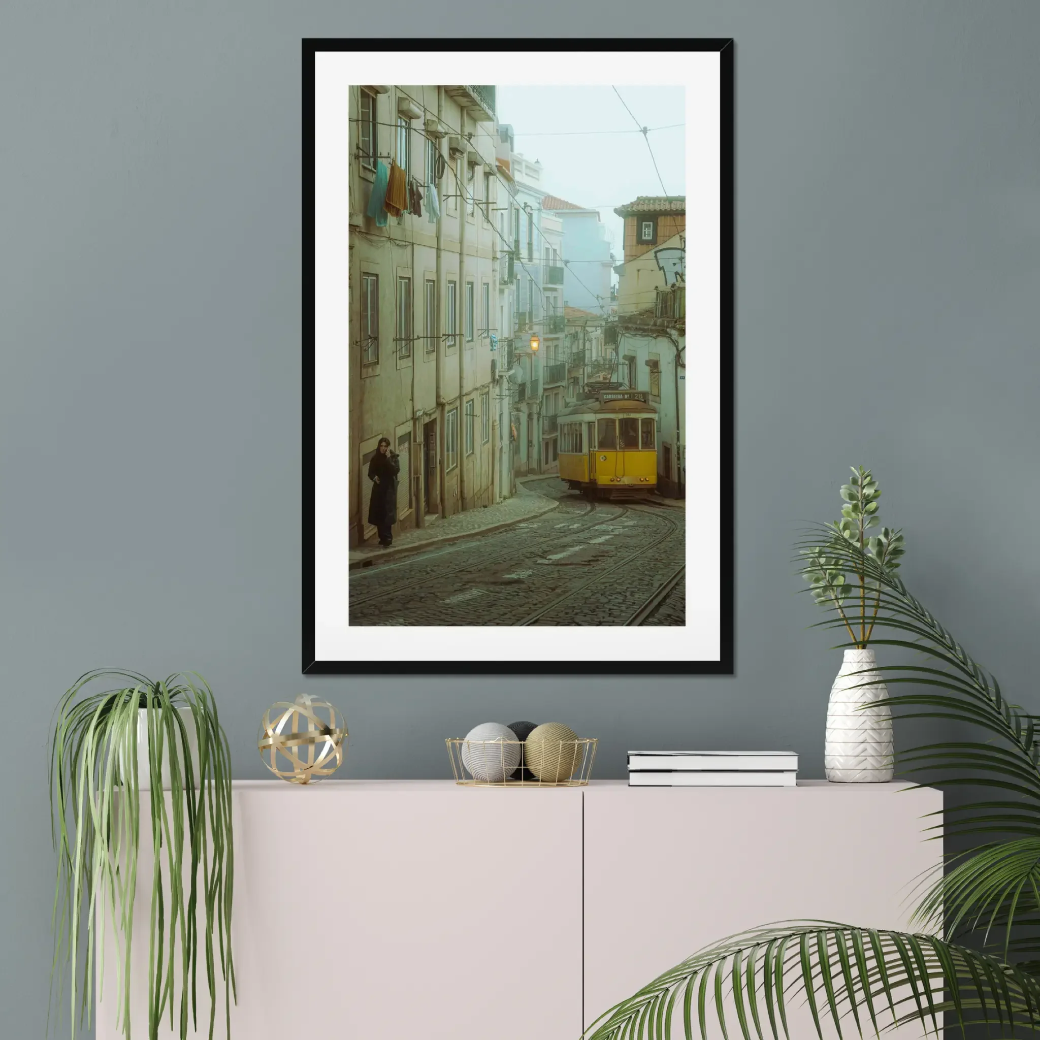 street-photography-print-wall-art-lisbon-cinematic-frame-travel-moody-ejduranphotography-7.webp