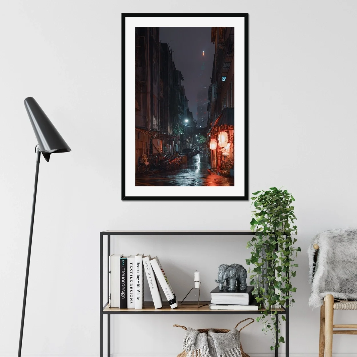 Cinematic night photography of a narrow Taipei alleyway in the rain, featuring a traditional Izakaya with red lanterns and the Taipei 101 building in the background fog.