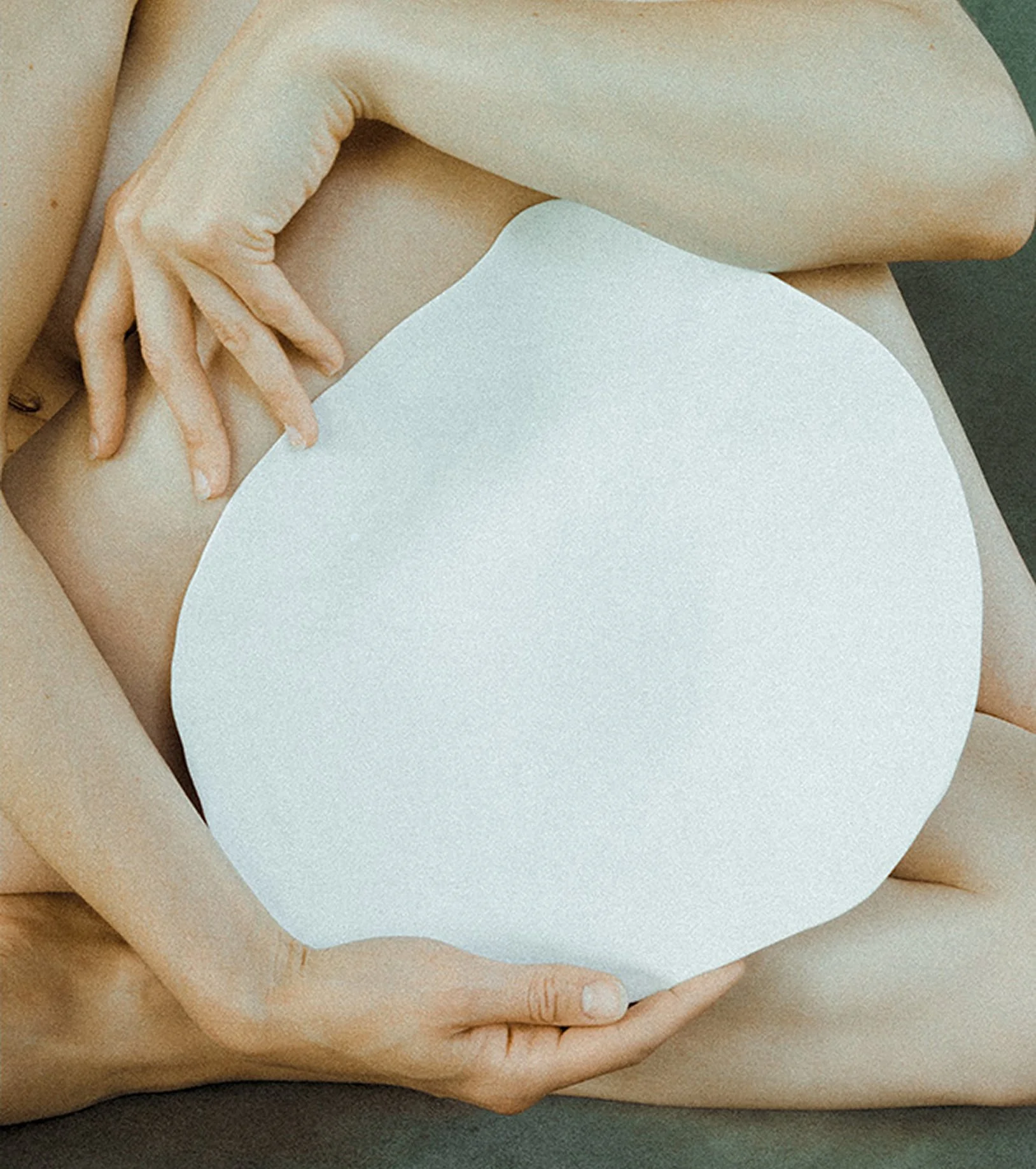 Indulge plate, Sarah-Linda, sensual tableware, branding, web design and editorial project by Automne Studio.