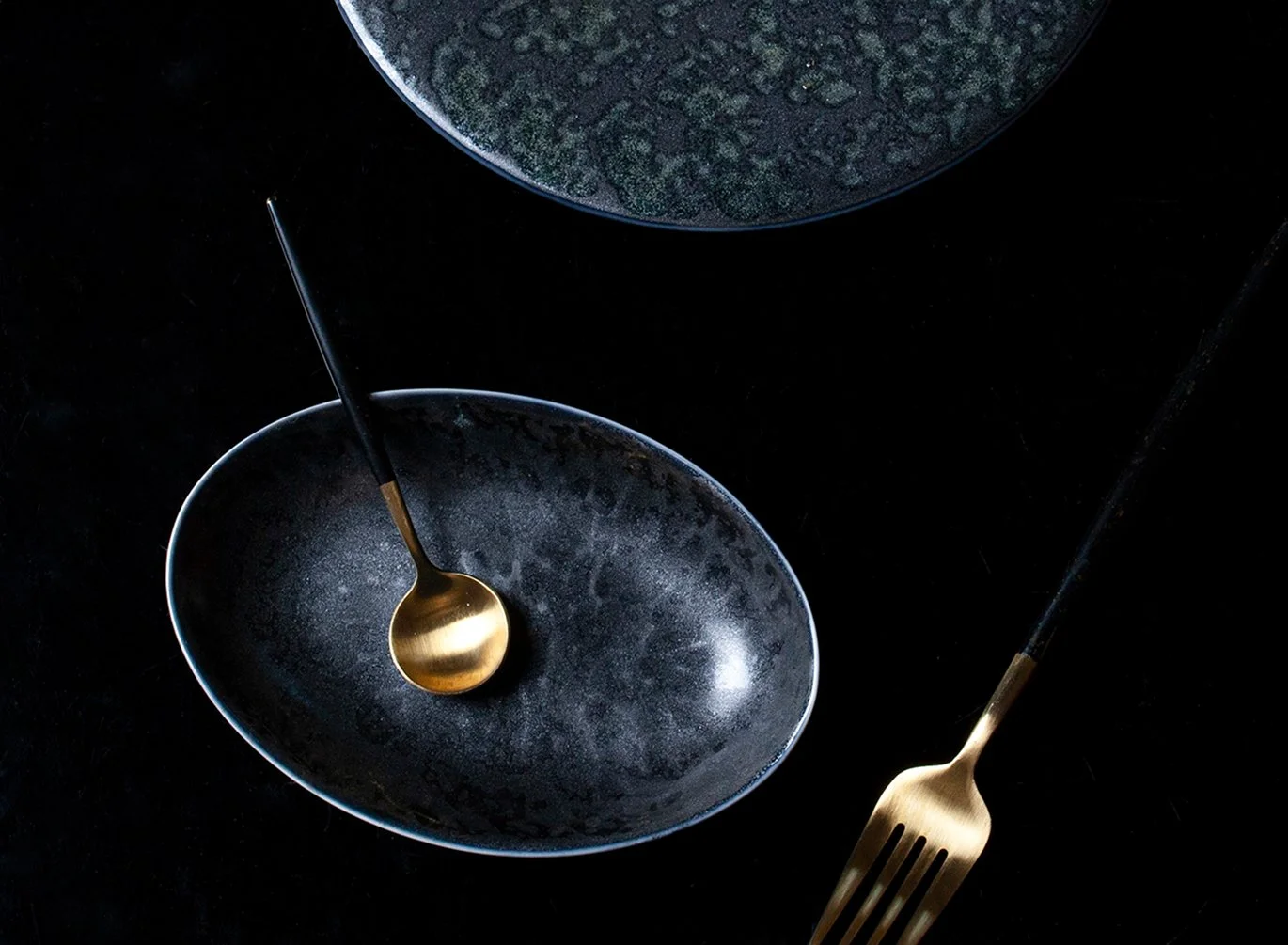 Black Ovum plates, Sarah-Linda, sensual tableware, branding, web design and editorial project by Automne Studio.