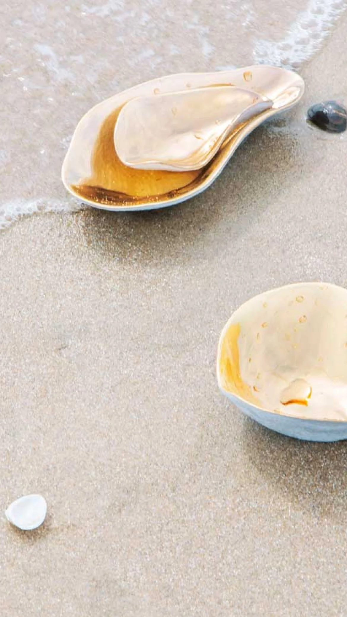 Indulge golden plates, on the beach, Sarah-Linda, sensual tableware, branding, web design and editorial project by Automne Studio.