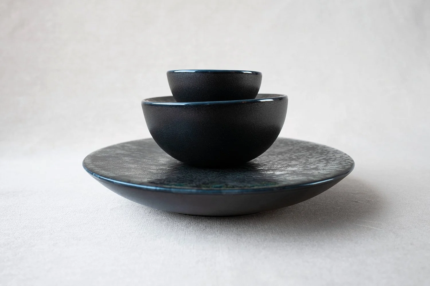 Black Ovum plates, Sarah-Linda, sensual tableware, branding, web design and editorial project by Automne Studio.