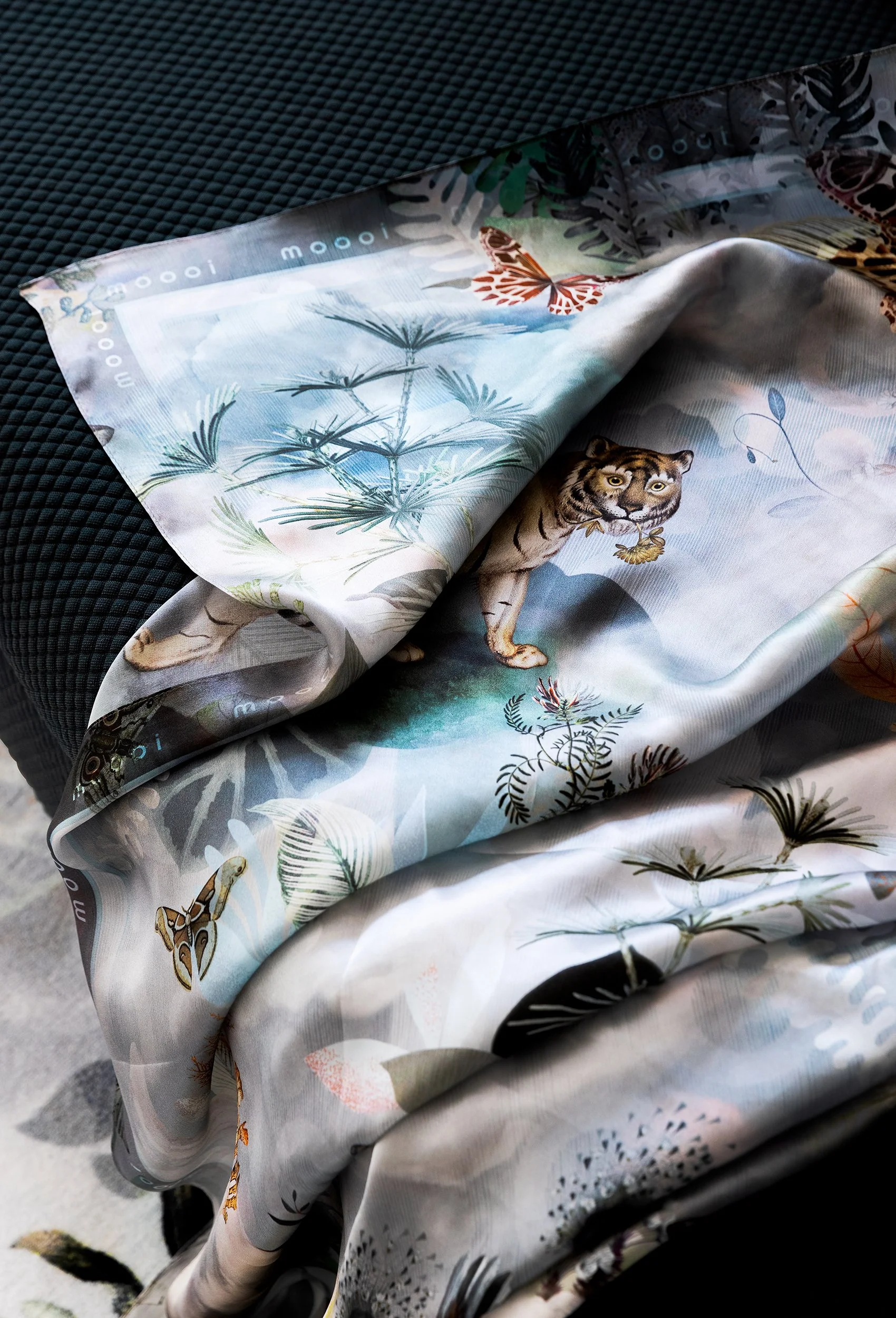 Close-up scarf Memento Moooi Medley, Extinct Animals family, illustration and visual identity by Automne Studio.