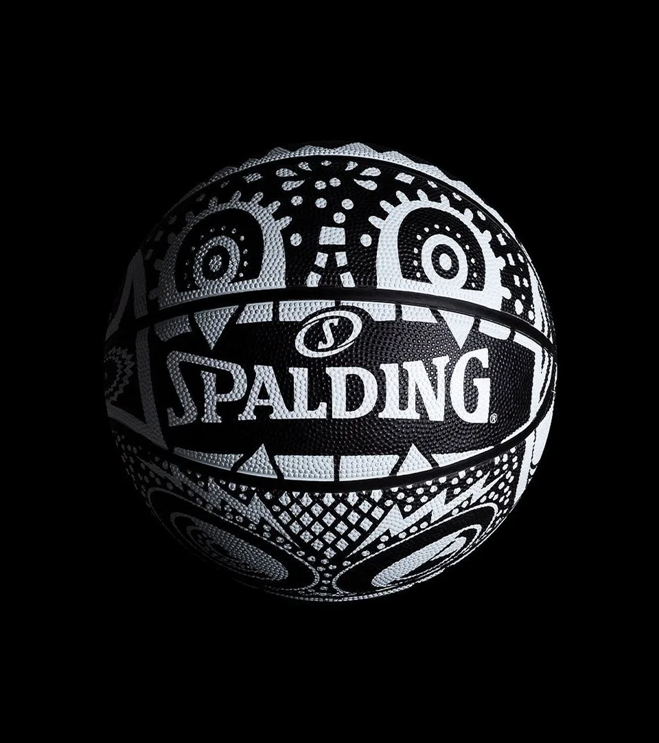 Ballon de basketball noir et blanc avec un motif graphique et le logo Spalding.