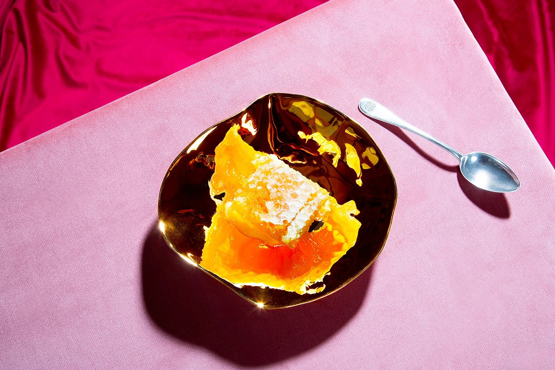 Golden Indulge plate, Sarah-Linda, sensual tableware, branding, web design and editorial project by Automne Studio.