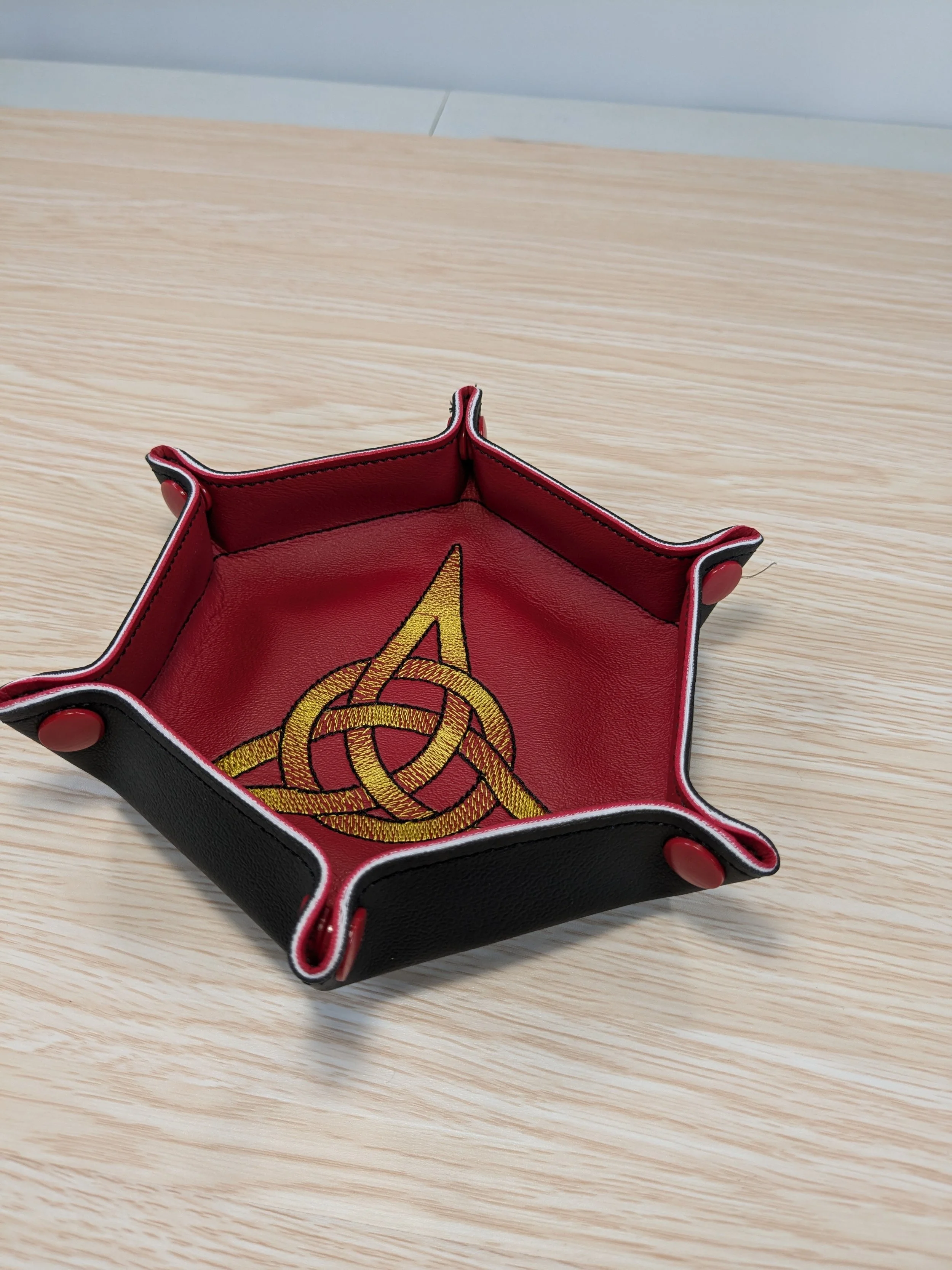 Star Explorations Ridged Forehead Alien Symbol Hex Dice Tray