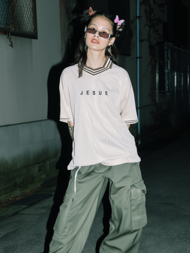 Junge Frau in Streetwear mit Sonnenbrille und Haarschmuck, die vor einer dunklen Stadtkulisse steht.