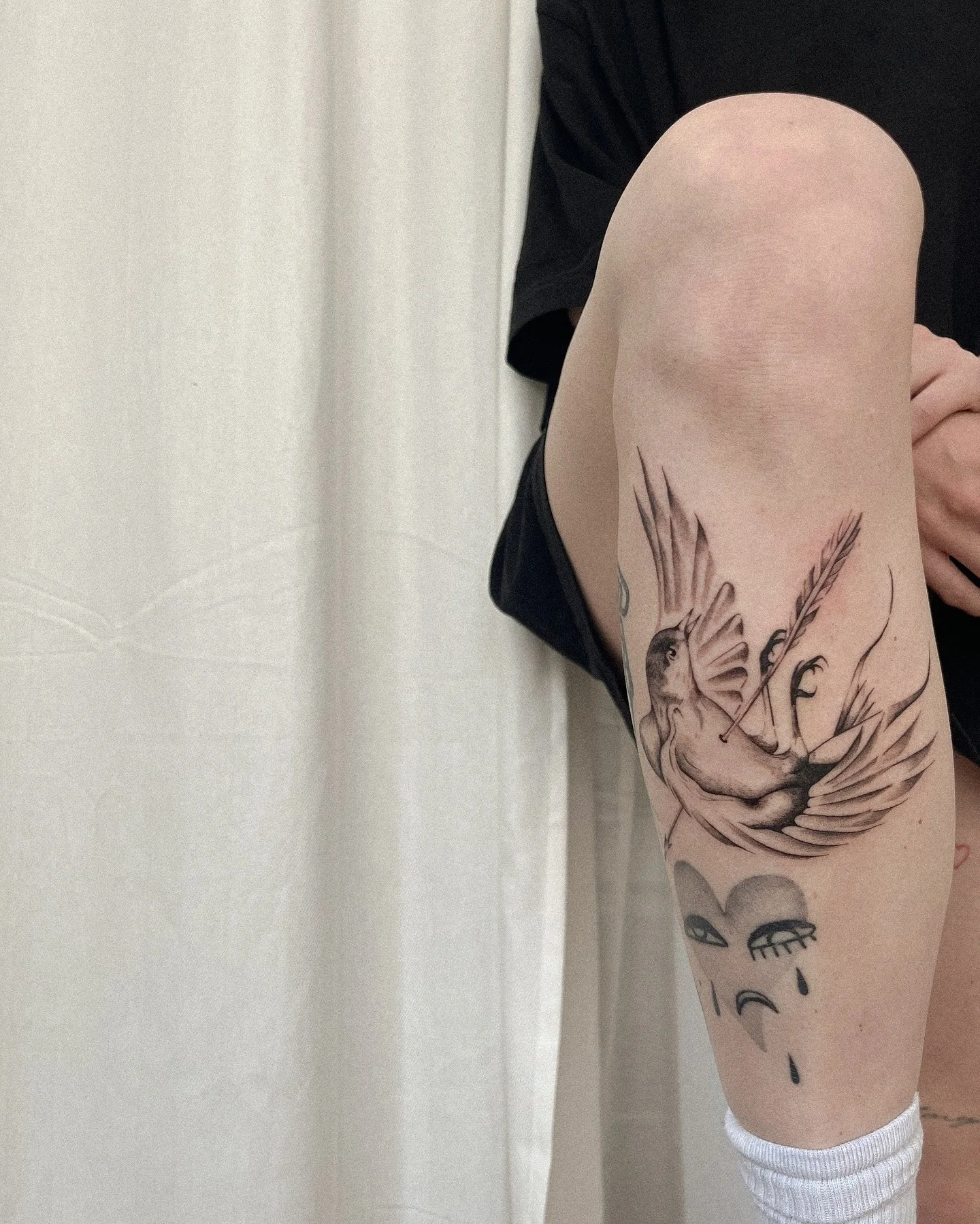 f&uuml;r Mausefrau @hammernagel.tattoo 🐭 
&hellip; right above @boldbitchink crying heart🤌🏻

(Wannado)

#hamburgtattoo #birdtattoo #finelinetattoo #vegantattoo