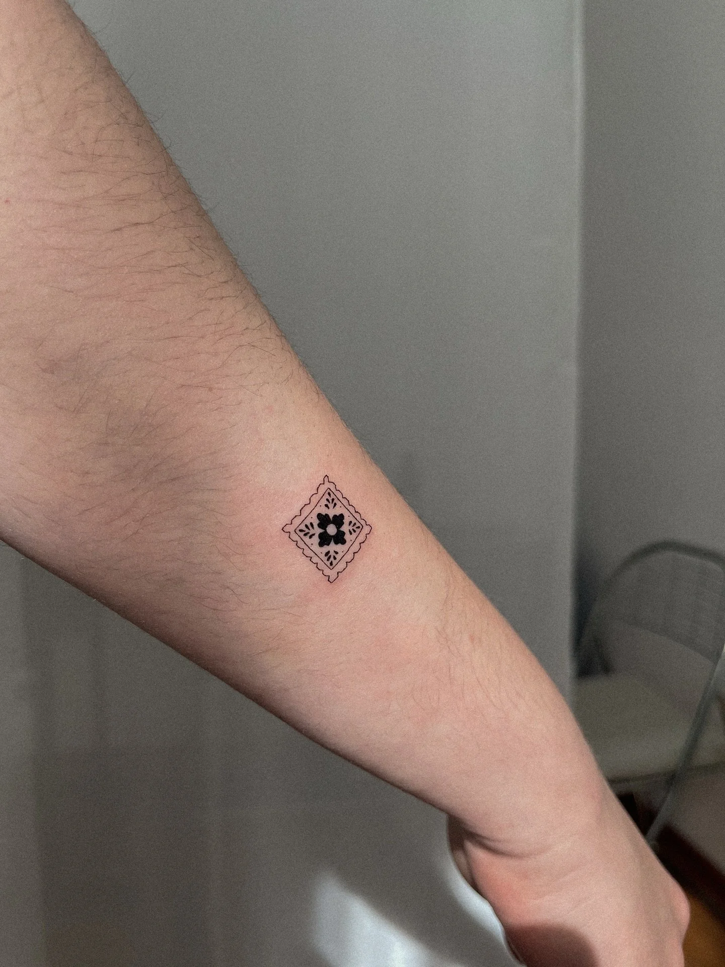 small ornament

(her own design)

#smalltattooideas #hamburgtattoo #finelinetattoos