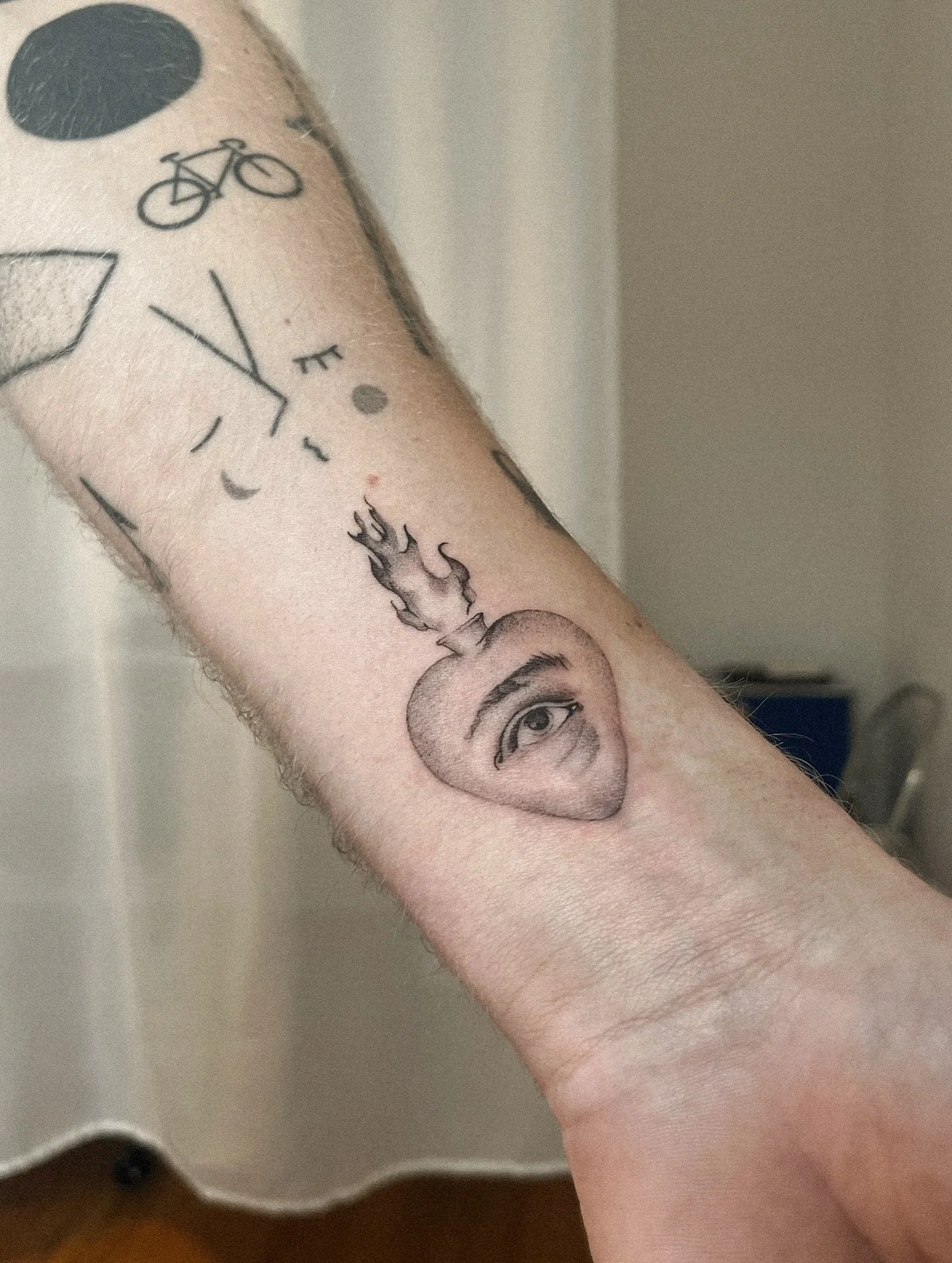 holy eyeball heart 

#hamburgtattoo #tattooart