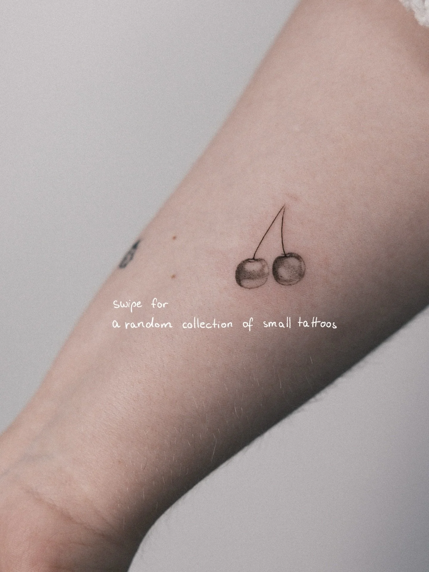 collection of small tattoos :)

(Entschuldigung daf&uuml;r, dass die aus so vielen verschiedenen Kamera-&Auml;ras sind)

#smalltattooideas #tinytattoos #hamburgtattoo