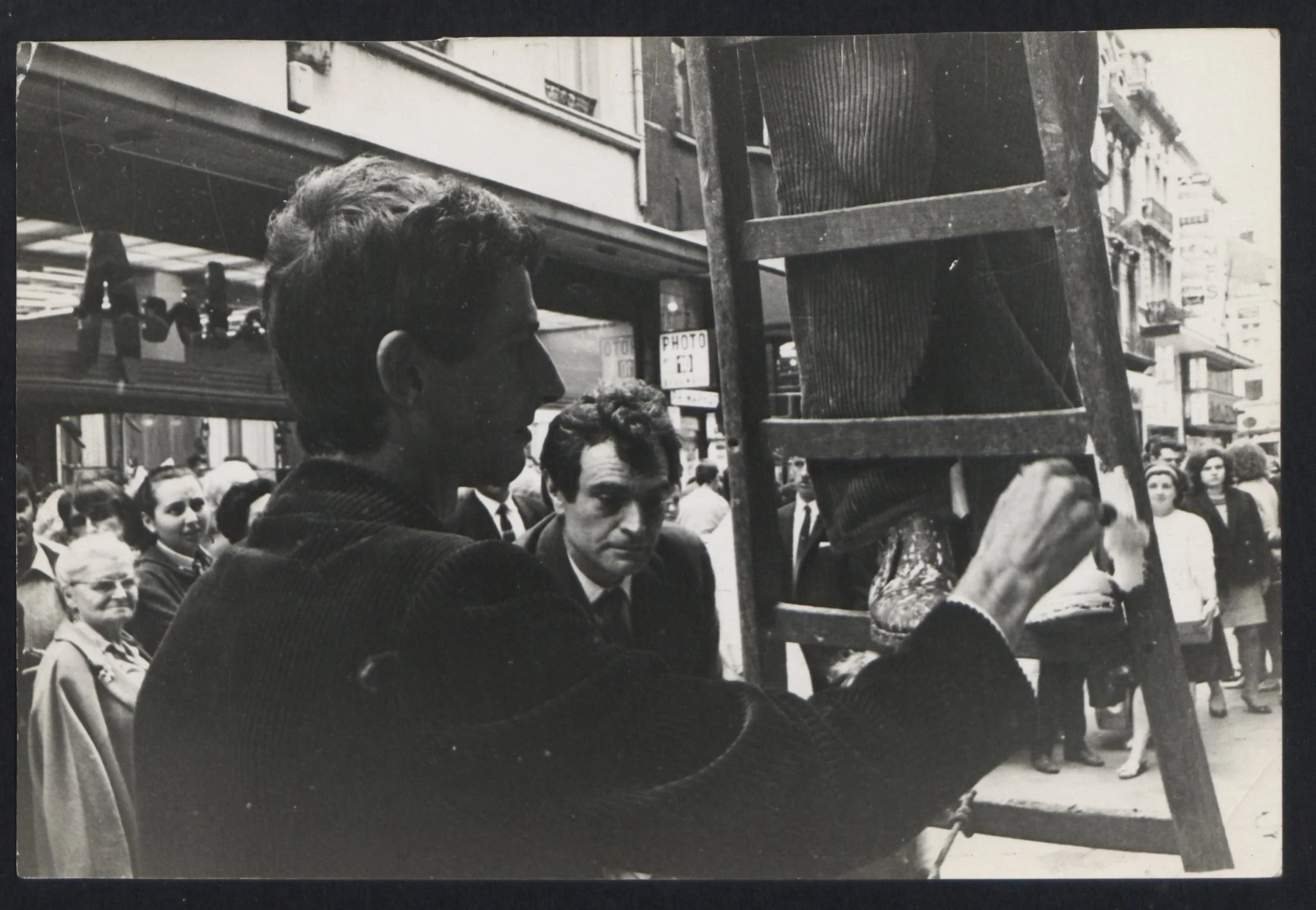 Foto happening tijdens de Britse theater week, Nieuwstraat Brussel, 1967. Fotograaf onbekend.