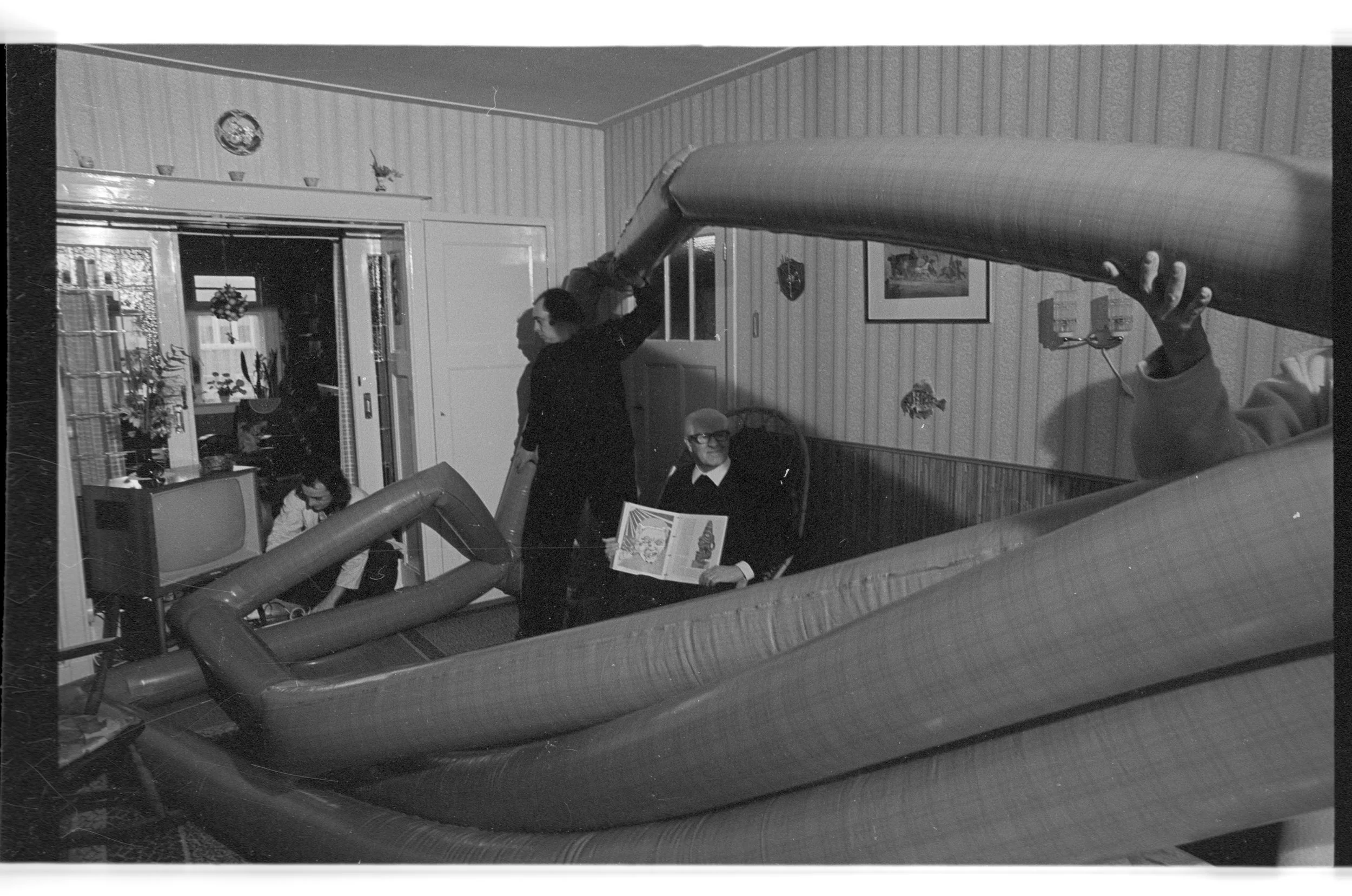 Foto's raket in huiskamer, Den Haag, 1973. Fotograaf onbekend. 