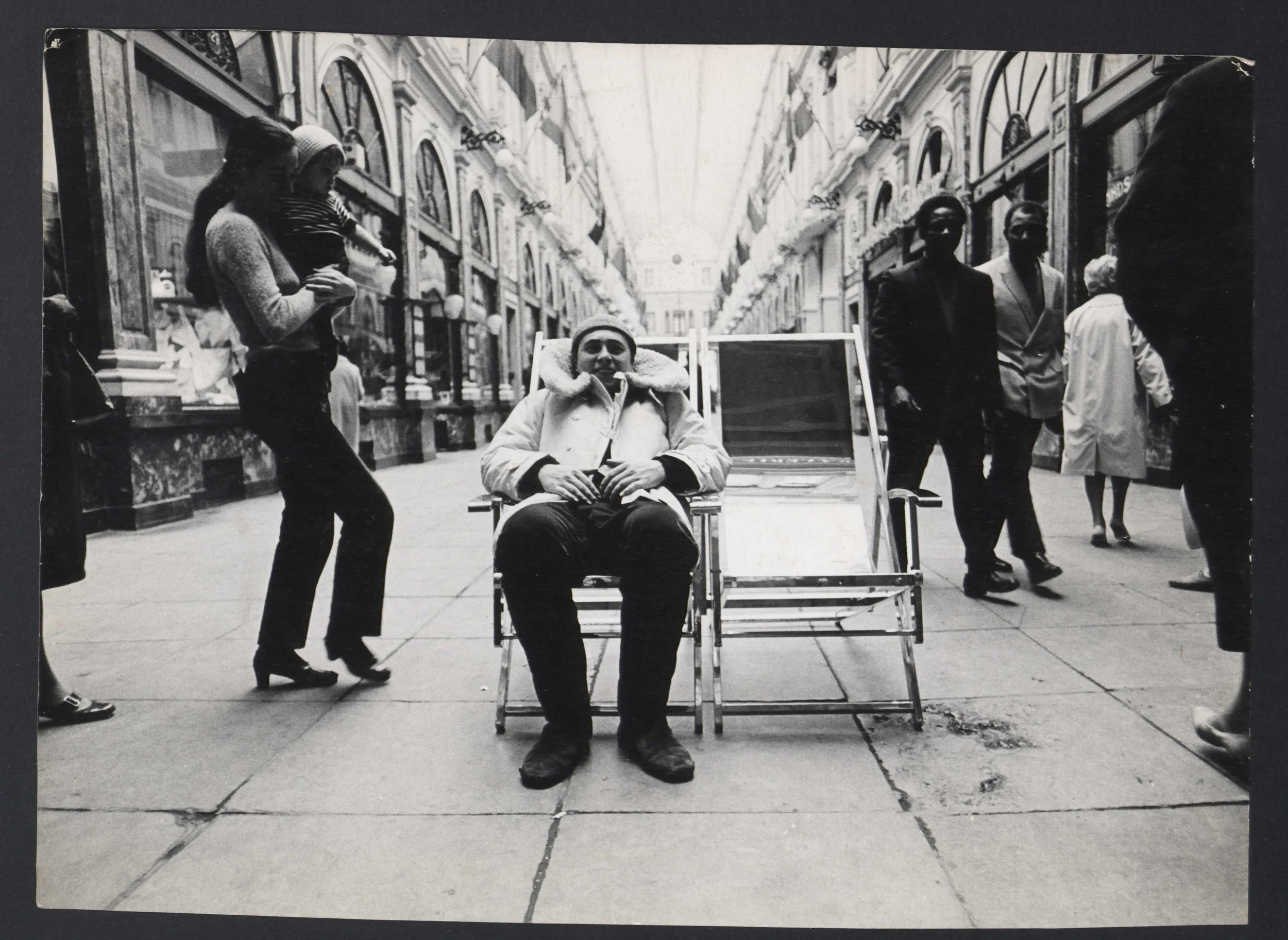 Foto Roland Van den Berghe in de Strandstoel voor een Ongehuwd Echtpaar, 1970. Fotograaf Wilfried Raes.