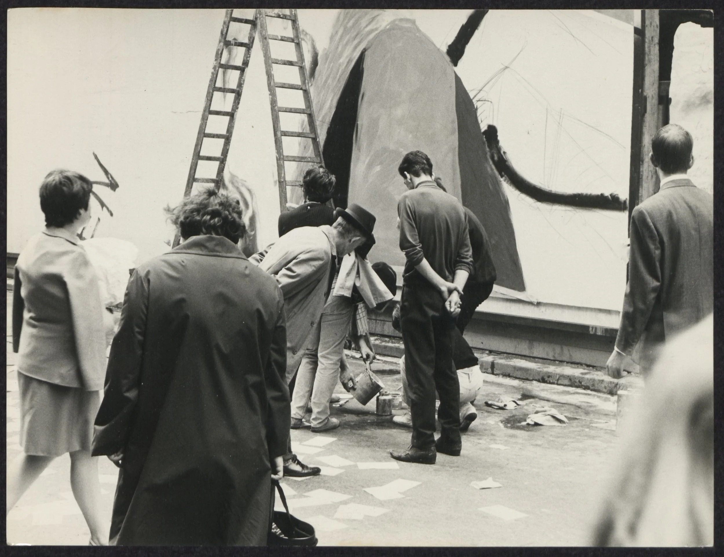 Foto happening tijdens de Britse theater week, Nieuwstraat Brussel, 1967. Fotograaf onbekend.