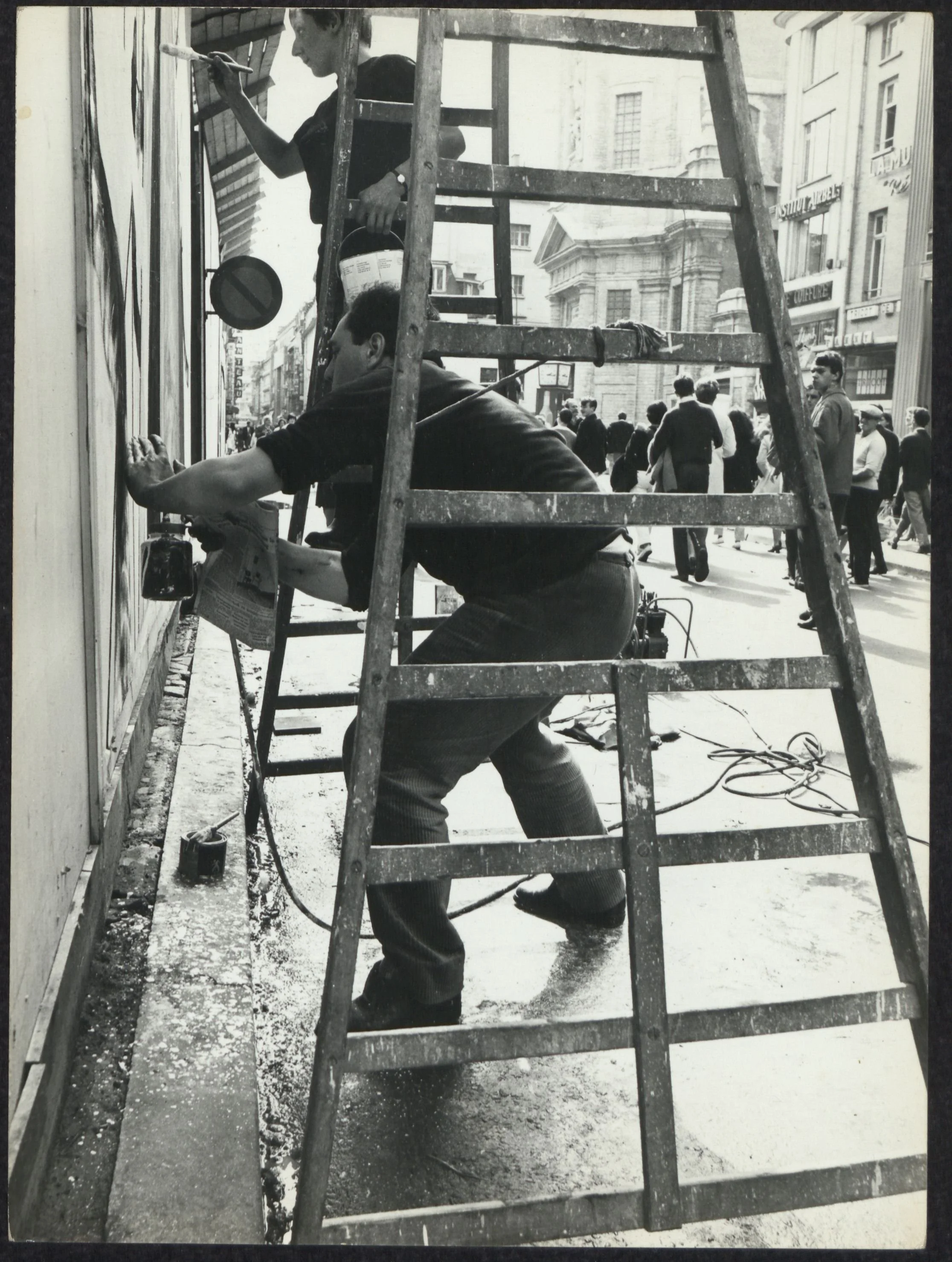 Foto happening tijdens de Britse theater week, Nieuwstraat Brussel, 1967. Fotograaf onbekend.