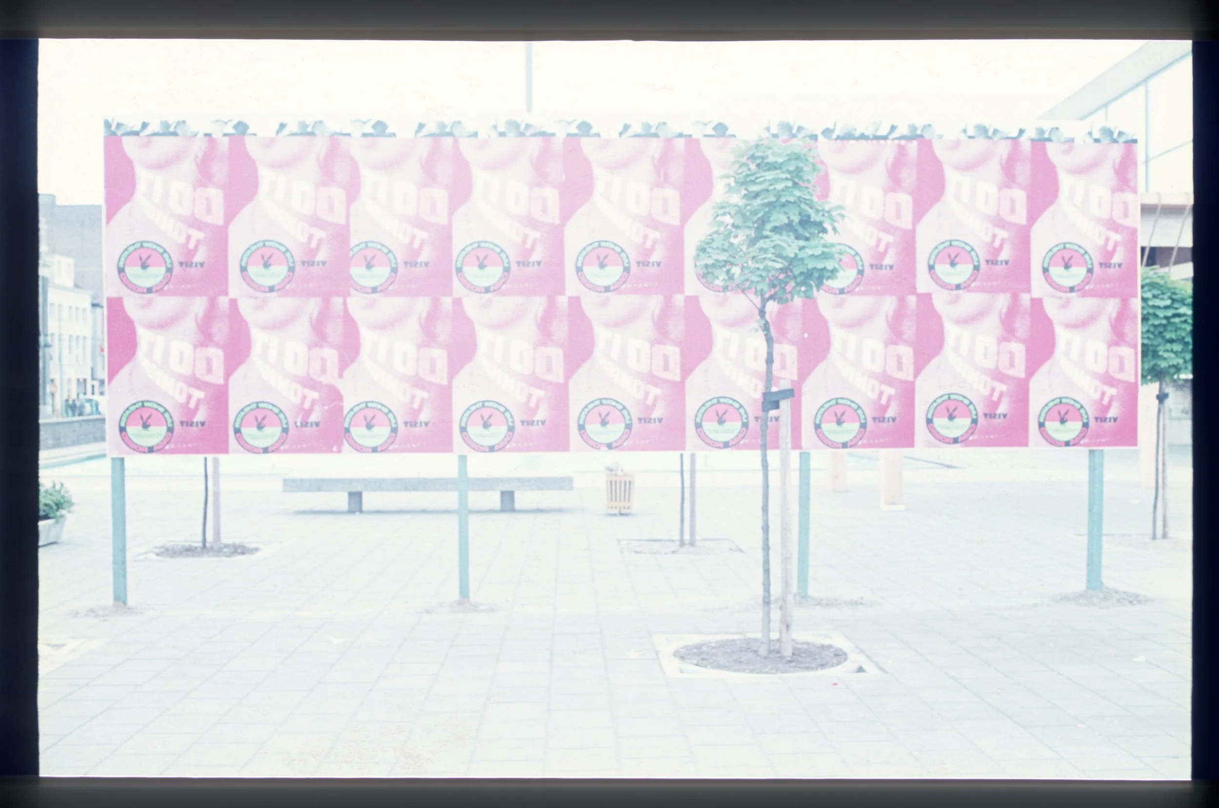 Foto voltooing van het werkstuk. In deze staat wordt de kollectieve kollage aan de stichting 'Festival Arnhem' opgeleverd, Arnhem, 1976. Fotograaf Roland Van den Berghe.