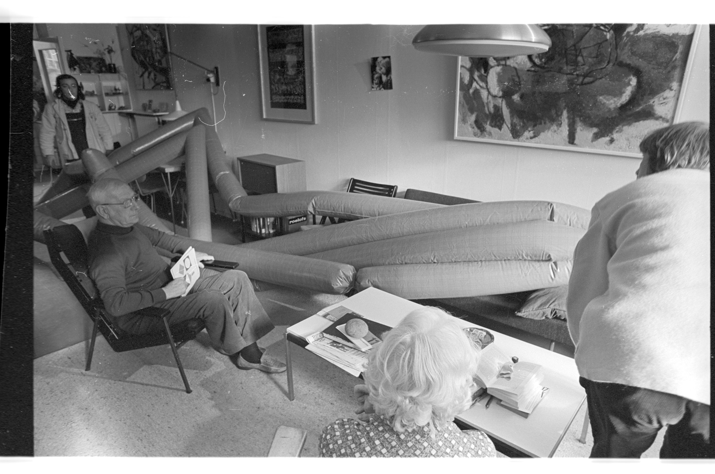 Foto's raket in huiskamer, Osdorp, 1973. Fotograaf onbekend. 
