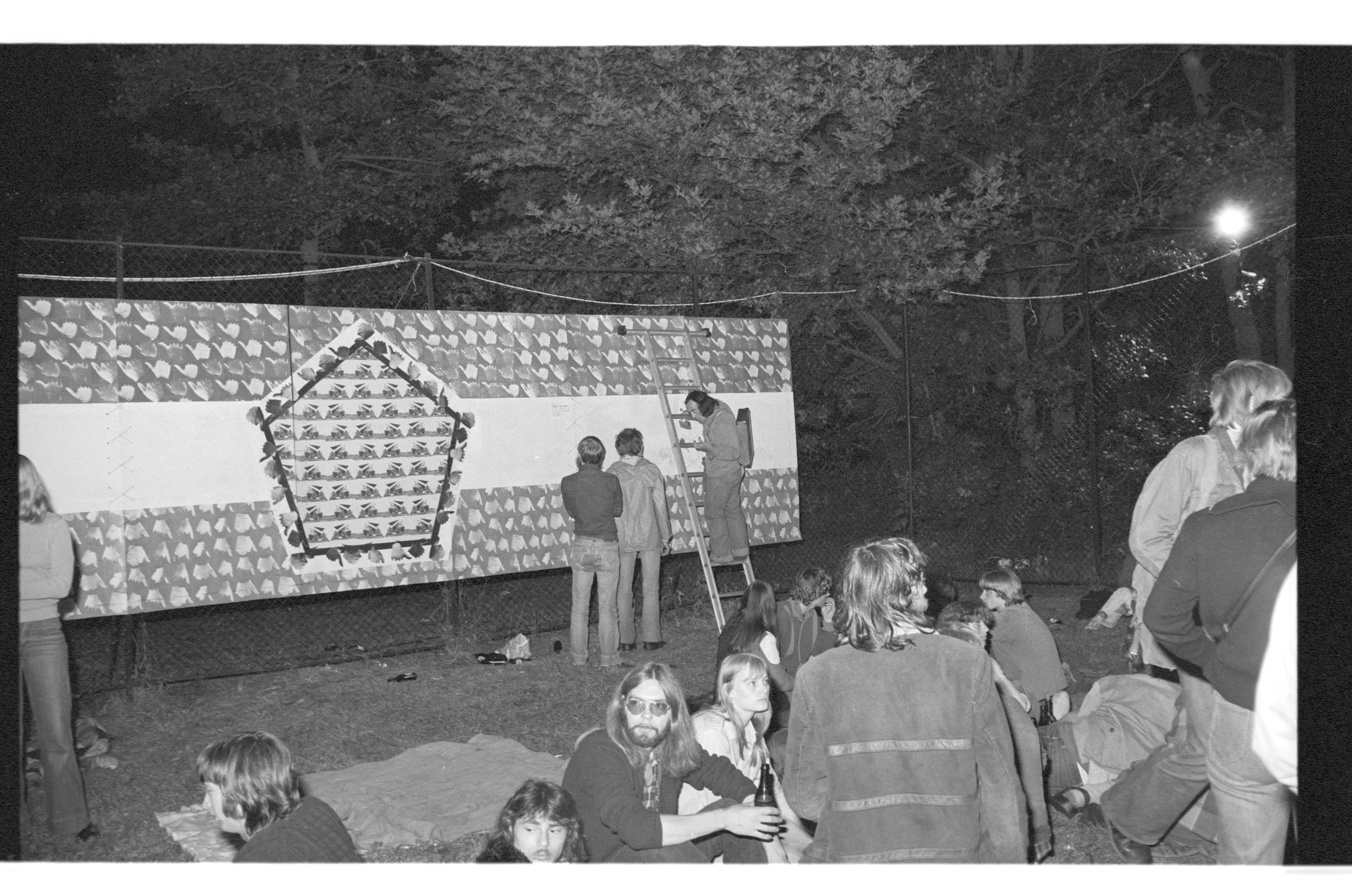 Foto ‘collectief’: elke voorbijganger mag eraan scheuren en erop plakken, Arnhem, 1976. Fotograaf Roland Van den Berghe.