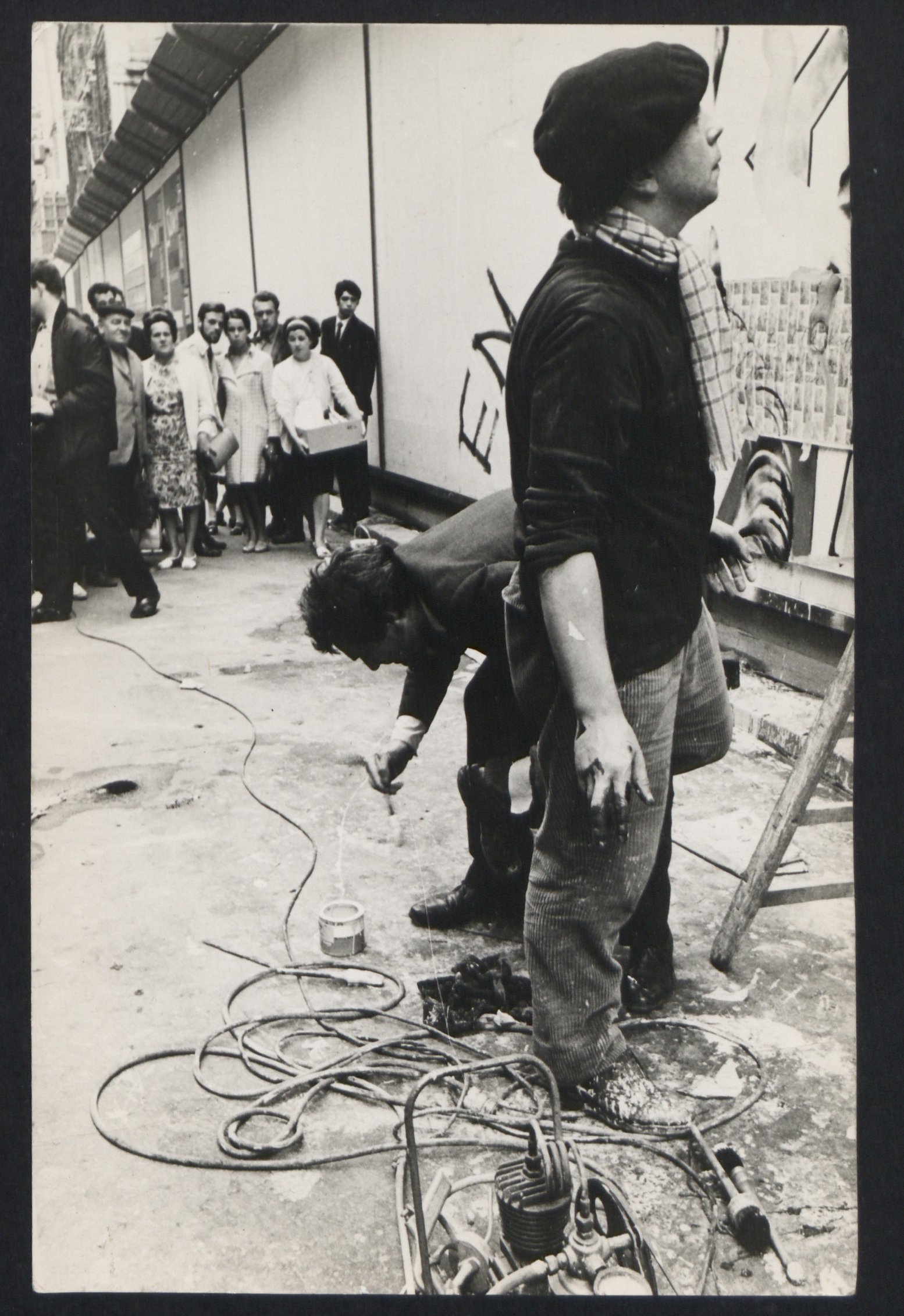 Foto happening tijdens de Britse theater week, Nieuwstraat Brussel, 1967. Fotograaf onbekend.