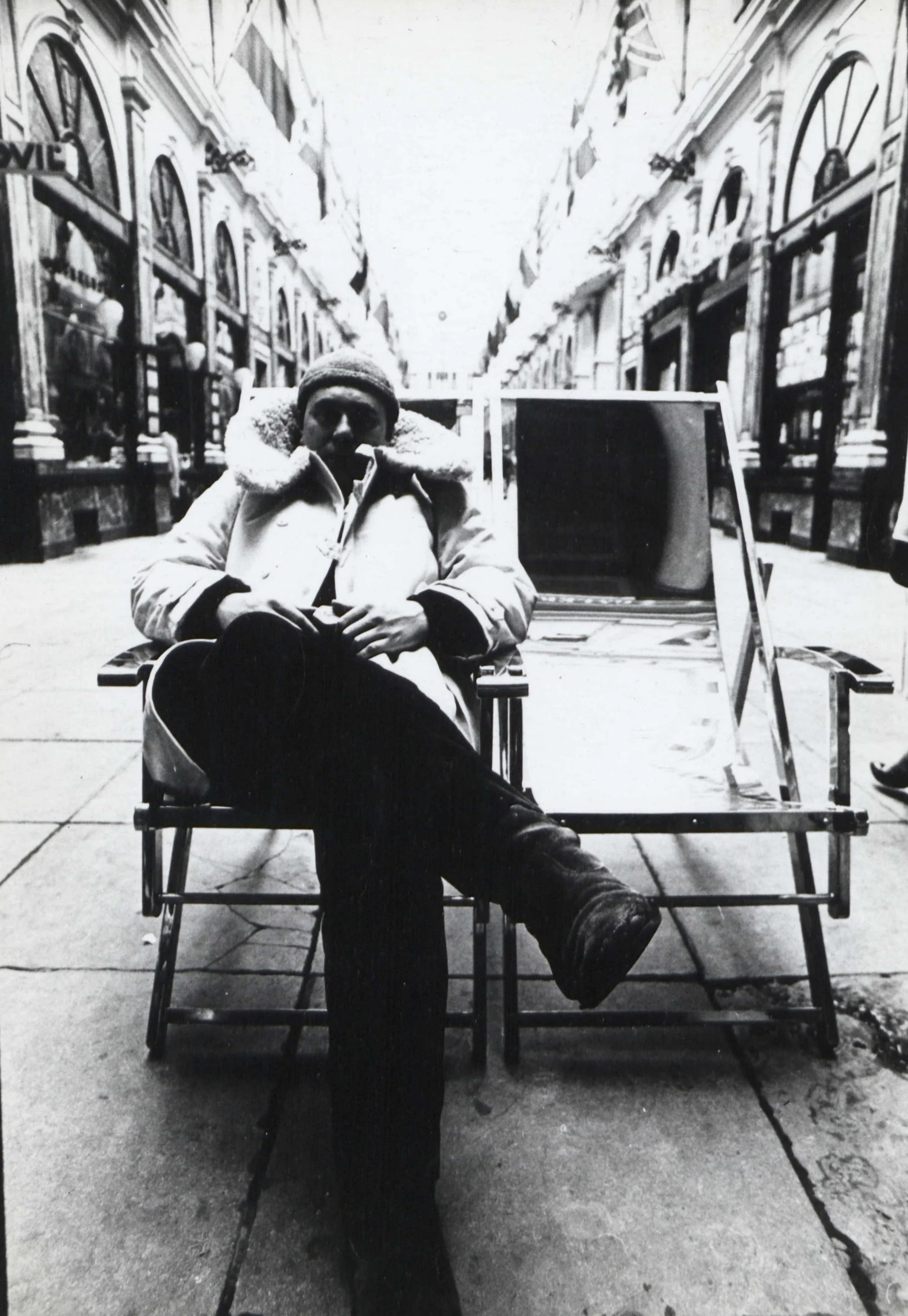 Foto Roland Van den Berghe in de Strandstoel voor een Ongehuwd Echtpaar, 1970. Fotograaf Wilfried Raes.