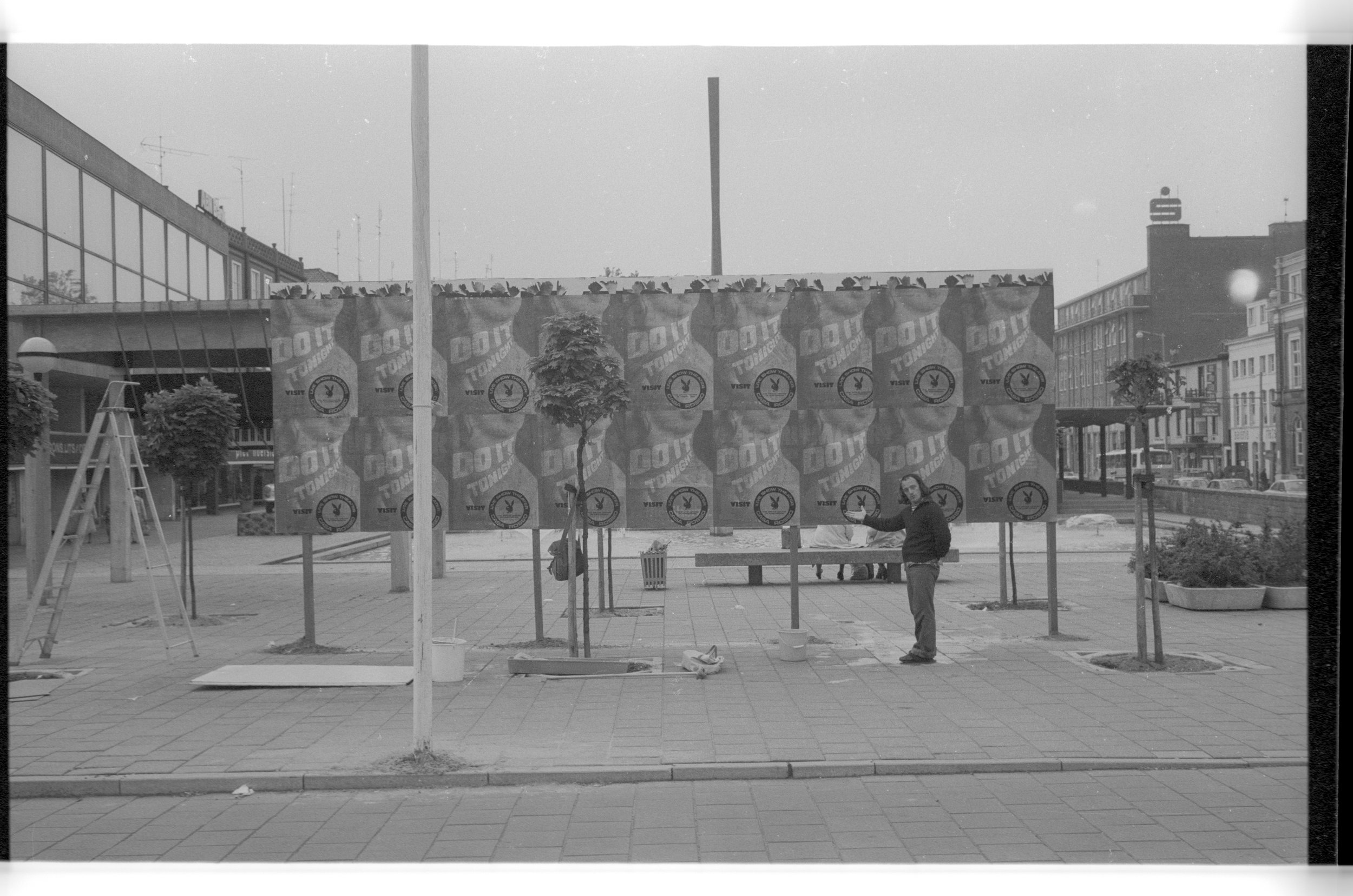 Foto voltooing van het werkstuk. In deze staat wordt de kollectieve kollage aan de stichting 'Festival Arnhem' opgeleverd, Arnhem, 1976. Fotograaf Roland Van den Berghe.