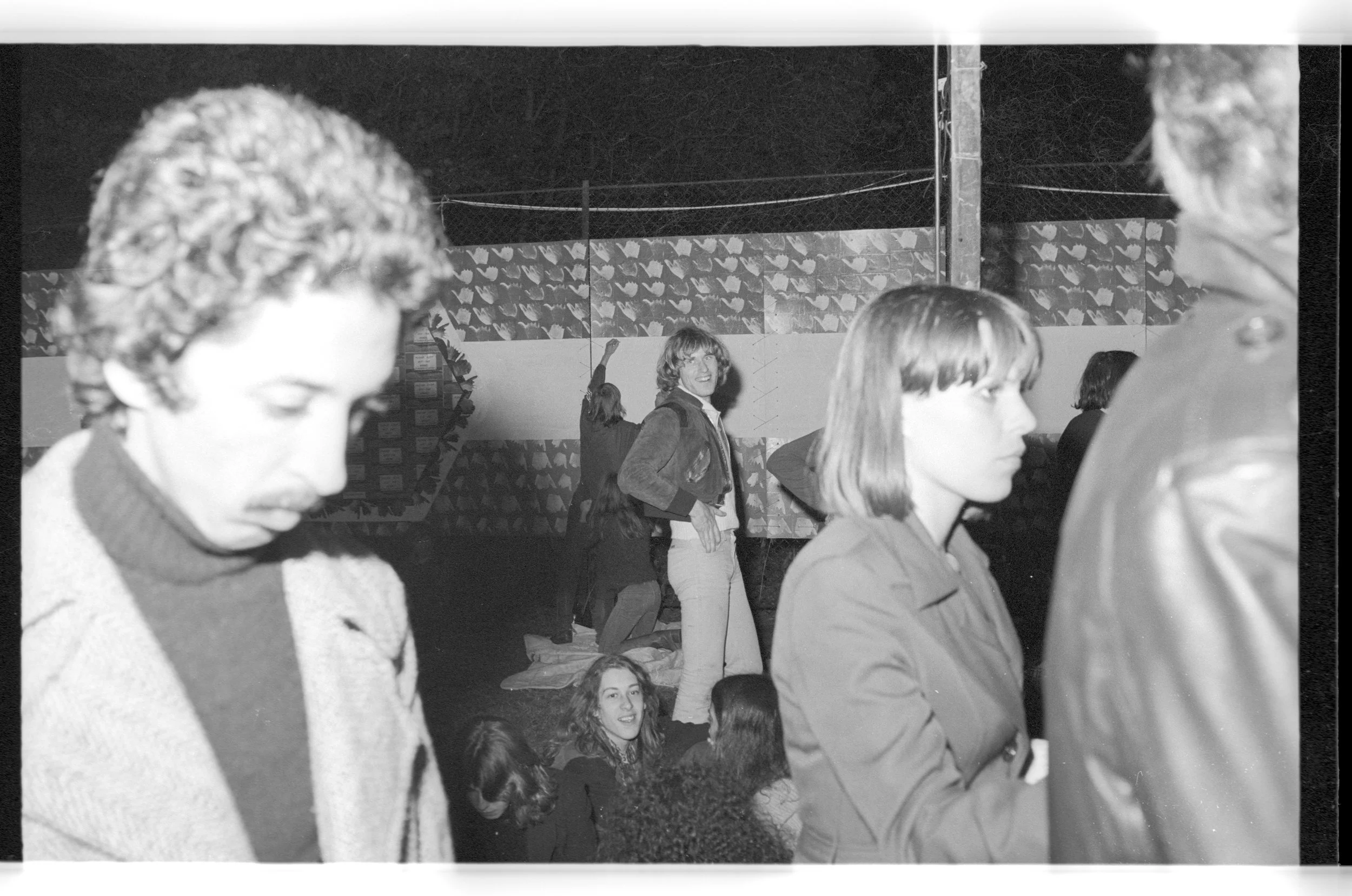 Foto ‘collectief’: elke voorbijganger mag eraan scheuren en erop plakken, Arnhem, 1976. Fotograaf Roland Van den Berghe.